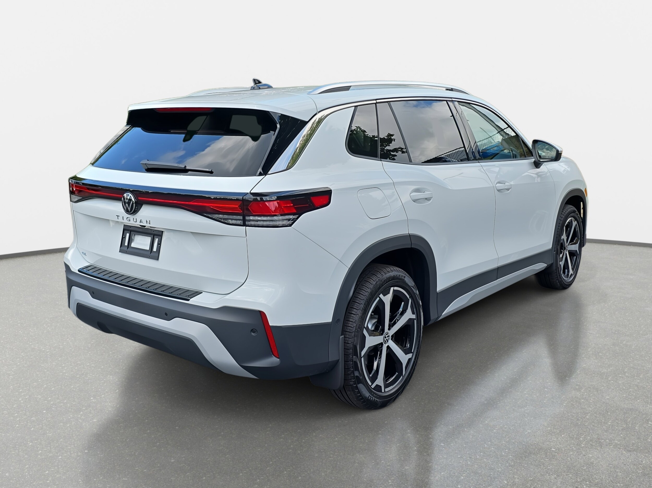 2025 Volkswagen Tiguan SE photo 3