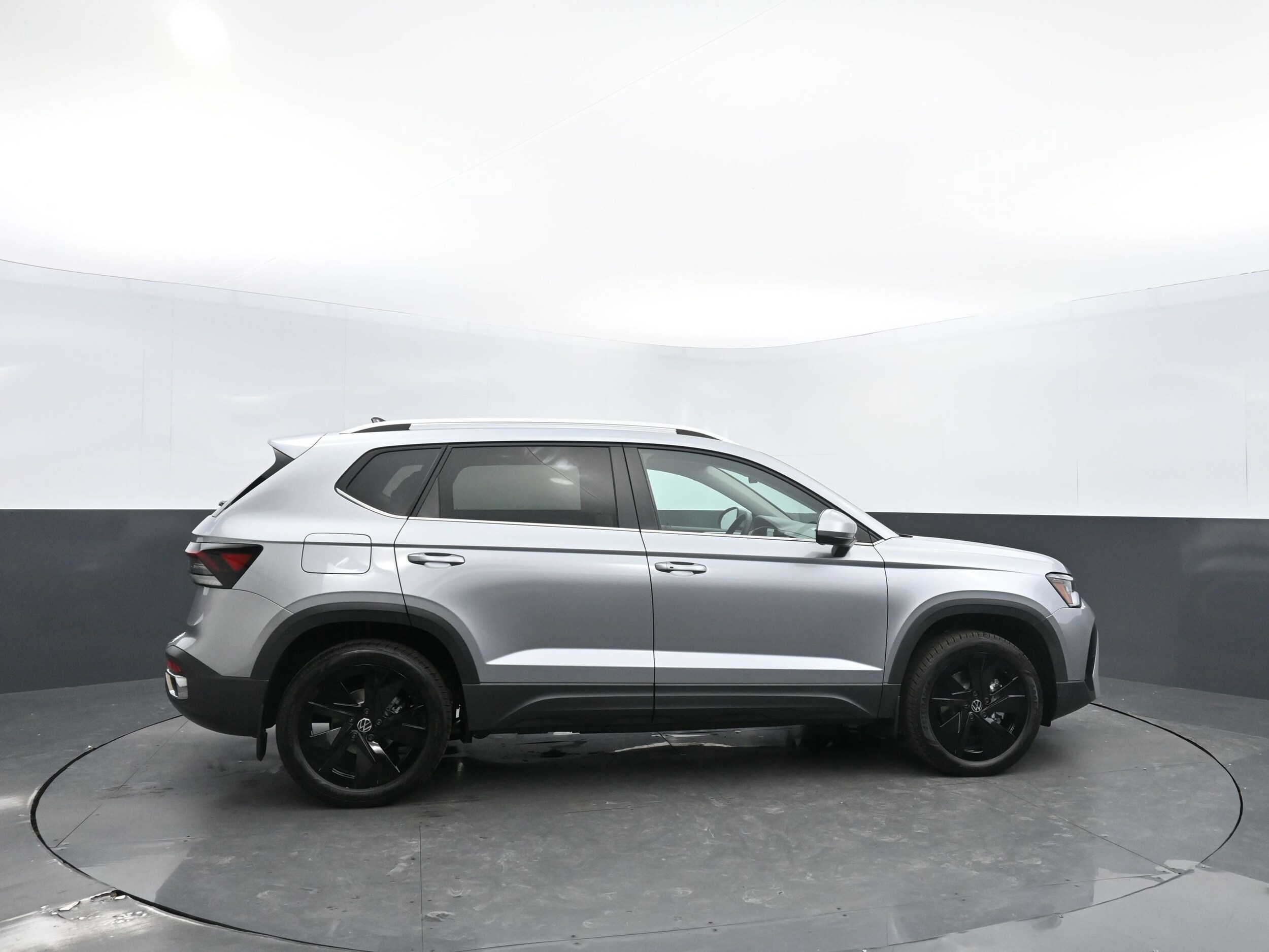 2025 Volkswagen Taos SE photo 4