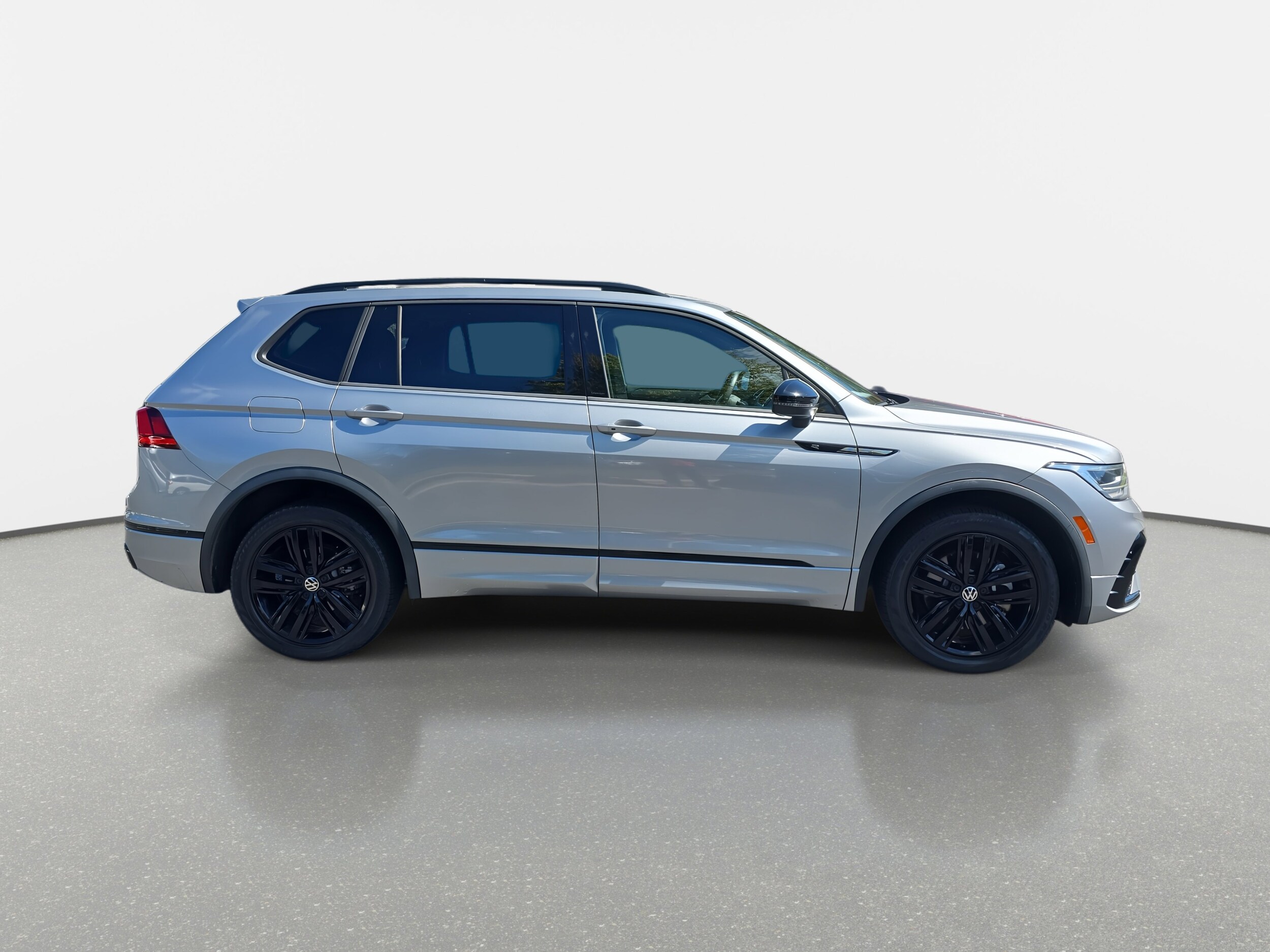 2022 Volkswagen Tiguan SE R-Line Black photo 2