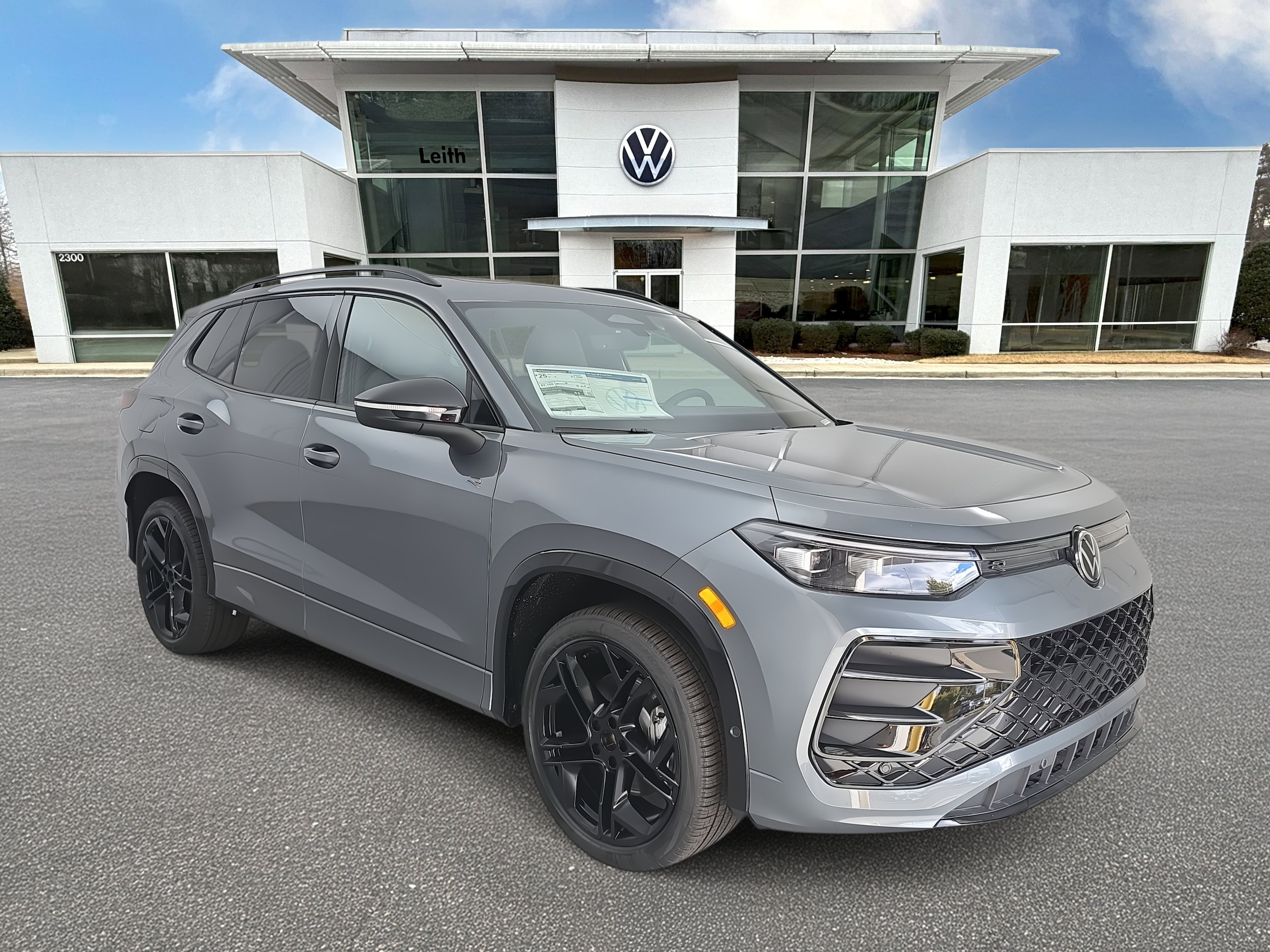 2025 Volkswagen Tiguan SE R-LINE BLACK's photo