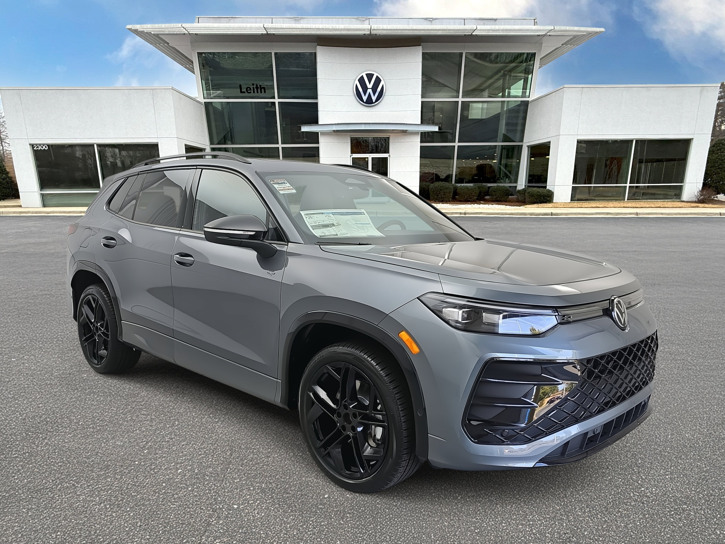 2025 Volkswagen Tiguan SE R-LINE BLACK's photo