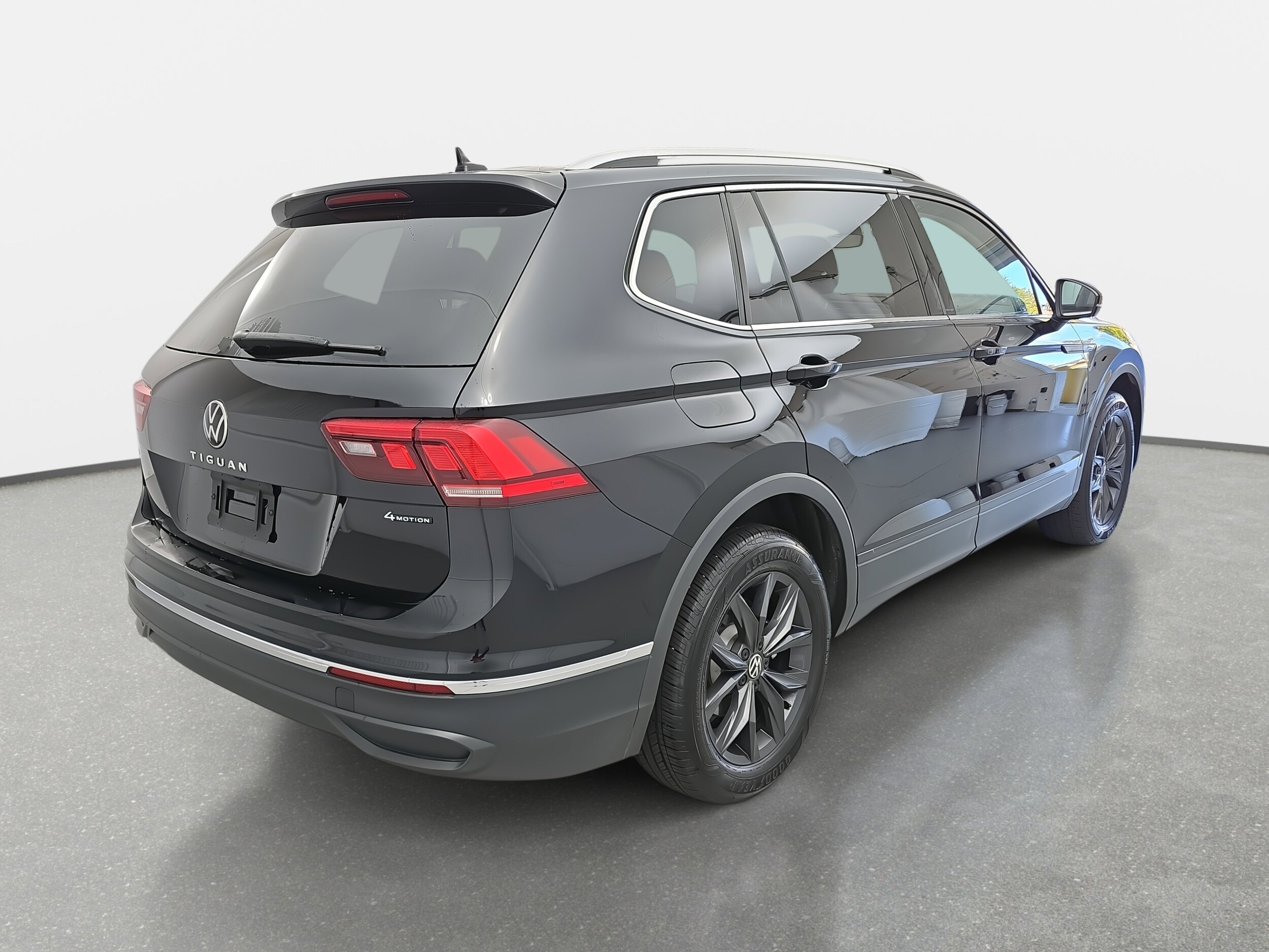 2024 Volkswagen Tiguan SE Wolfsburg Edition photo 3