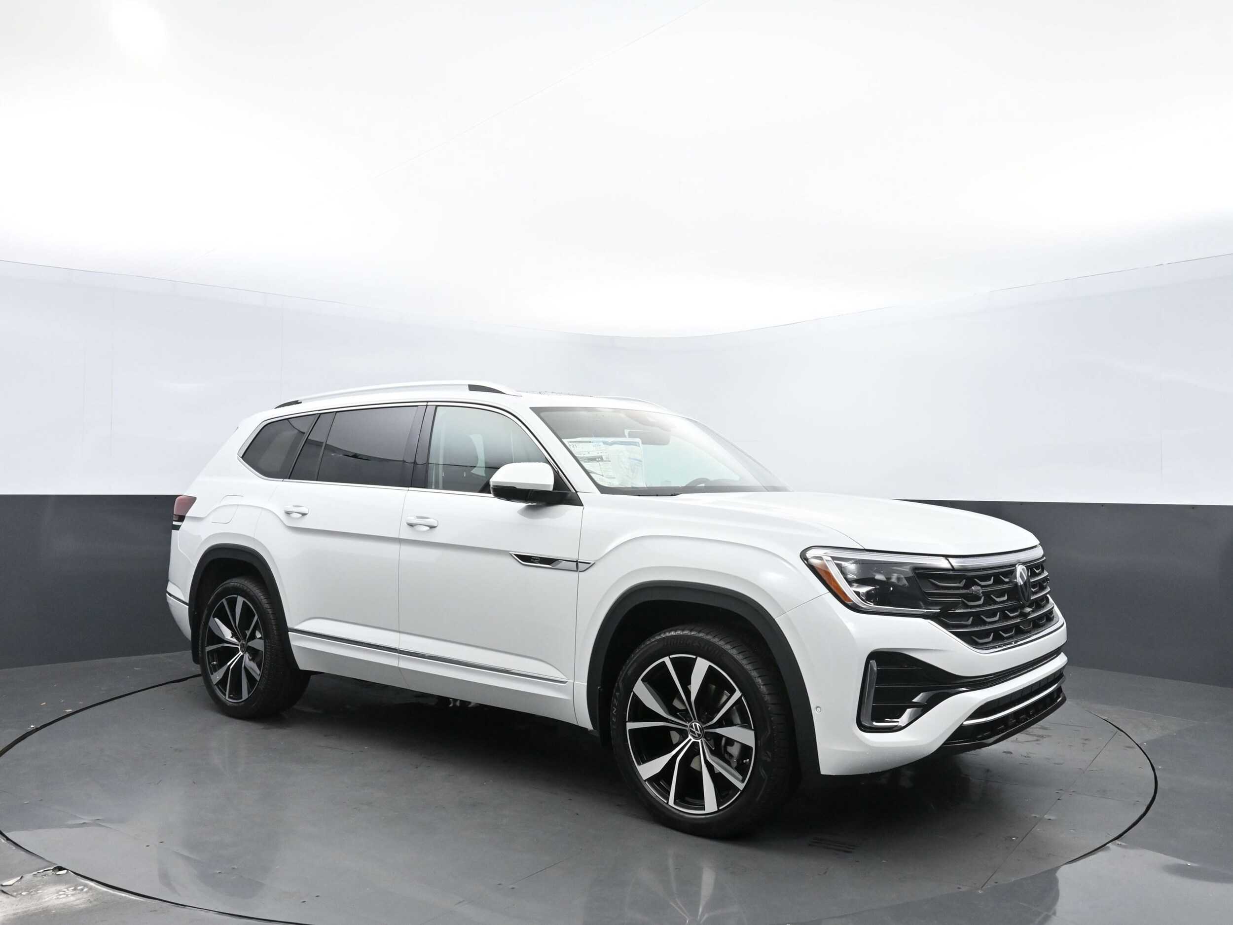 2025 Volkswagen Atlas SEL Premium R-Line photo 3