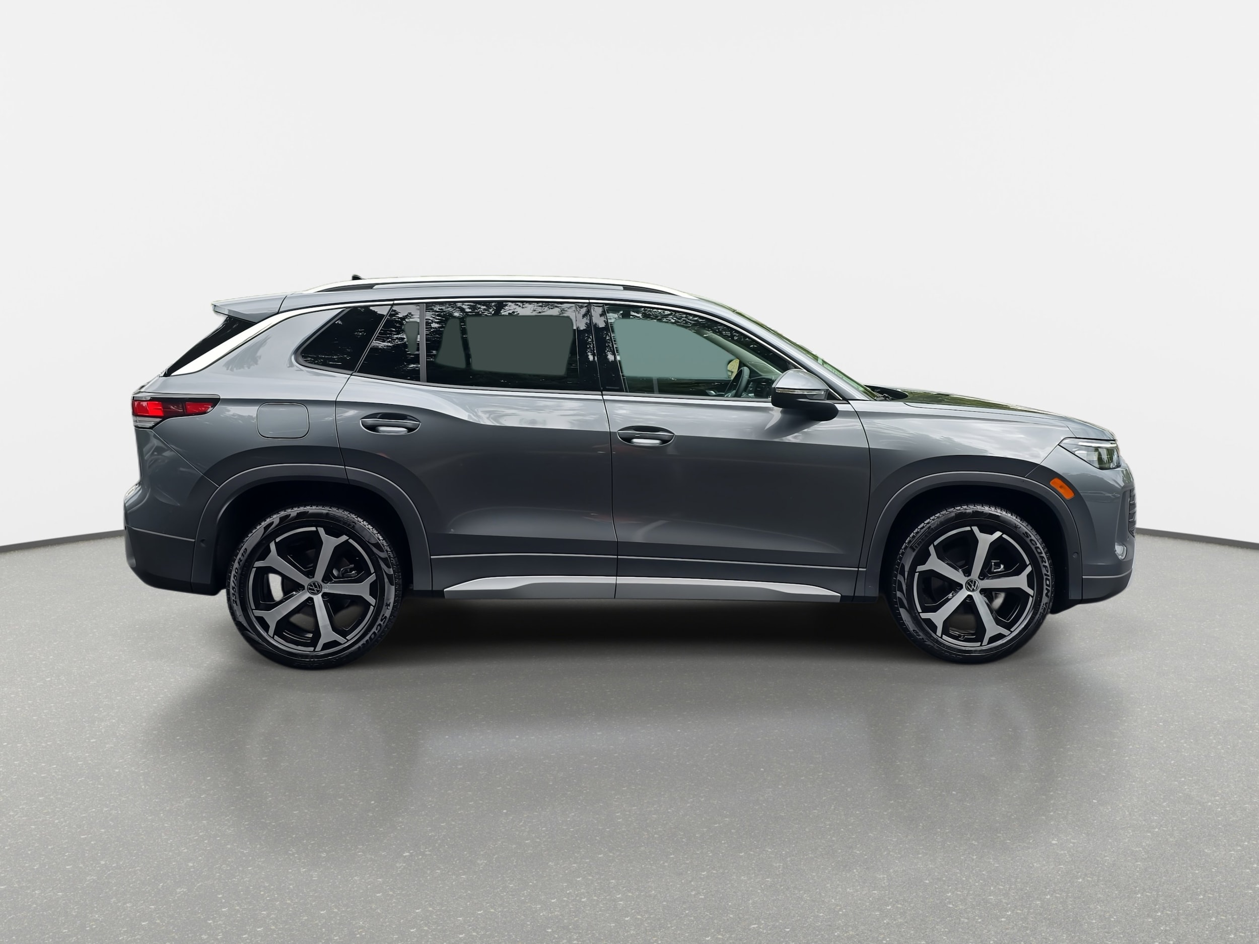 2025 Volkswagen Tiguan SE photo 2