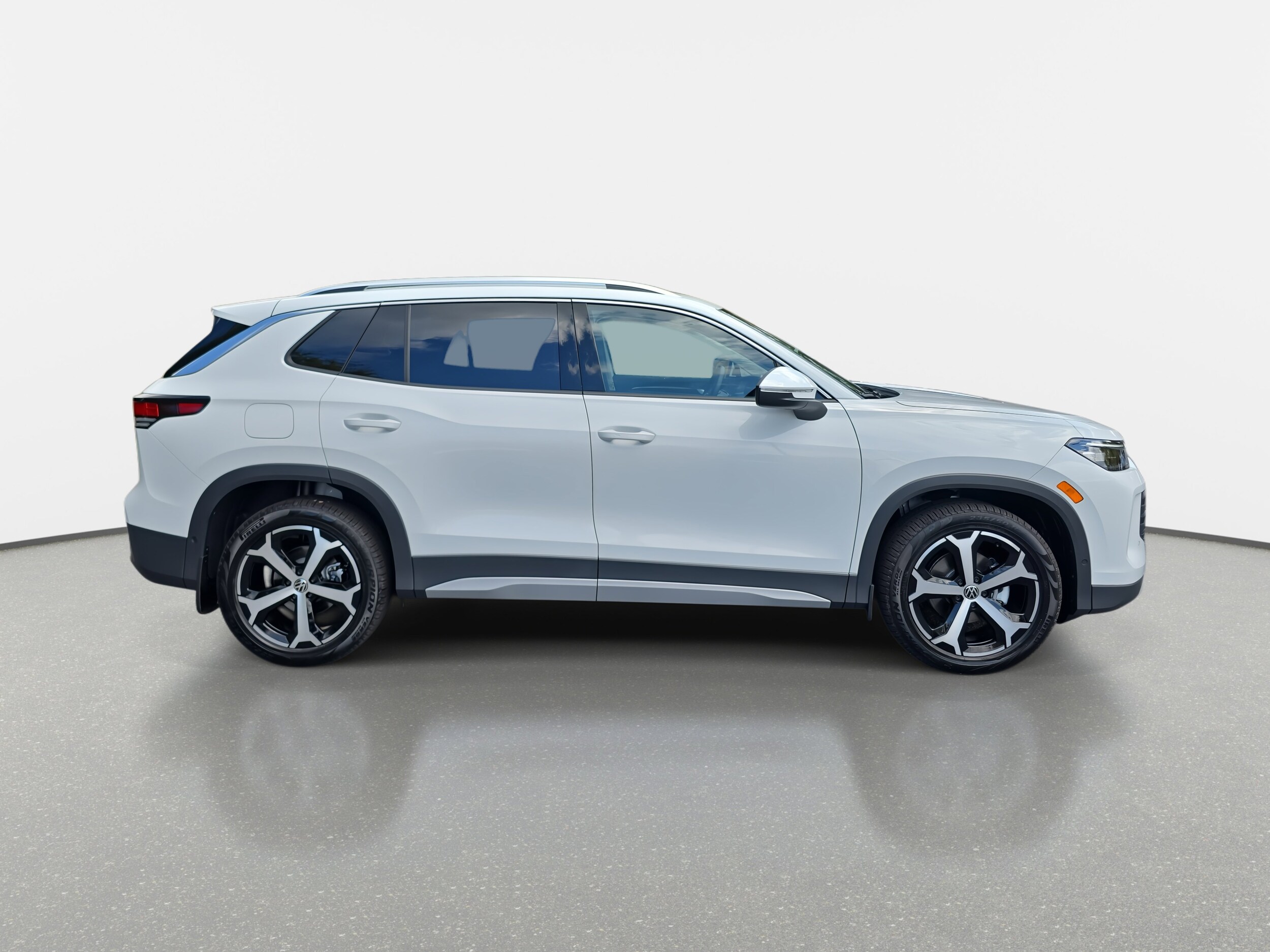 2025 Volkswagen Tiguan SE photo 2
