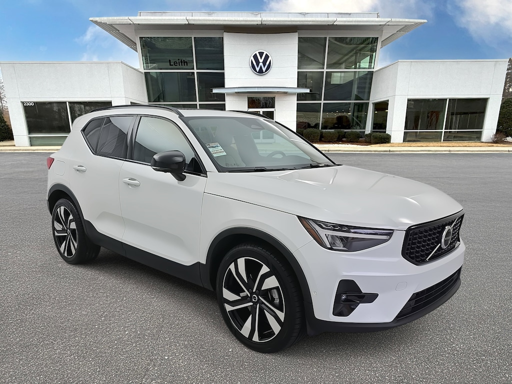 Used 2023 Volvo XC40 B4 FWD Ultimate Dark SUV