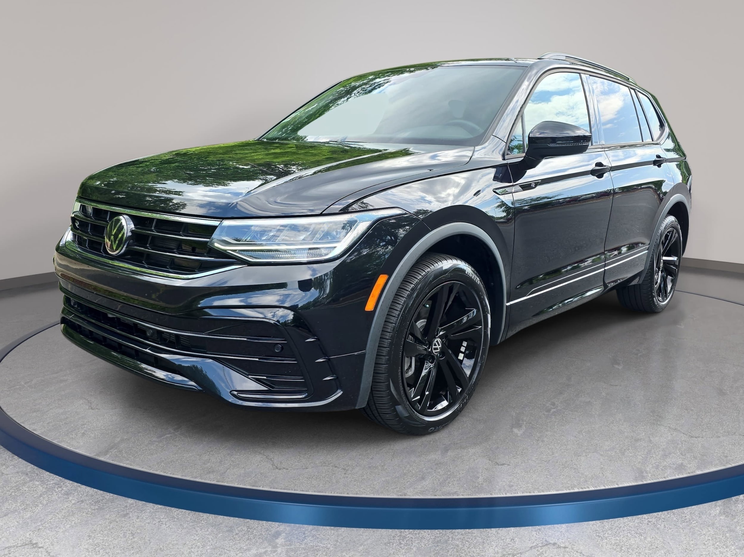 2023 Volkswagen Tiguan 2.0T SE R-Line Black's photo