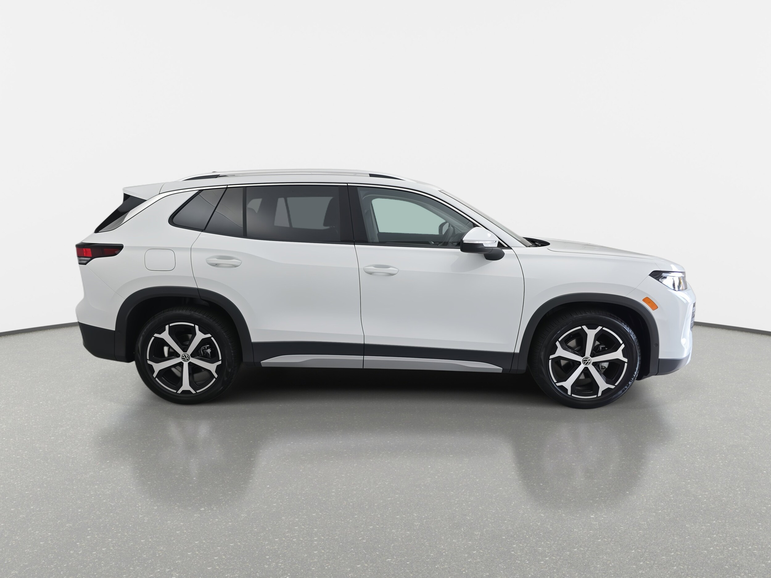 2025 Volkswagen Tiguan SE photo 2