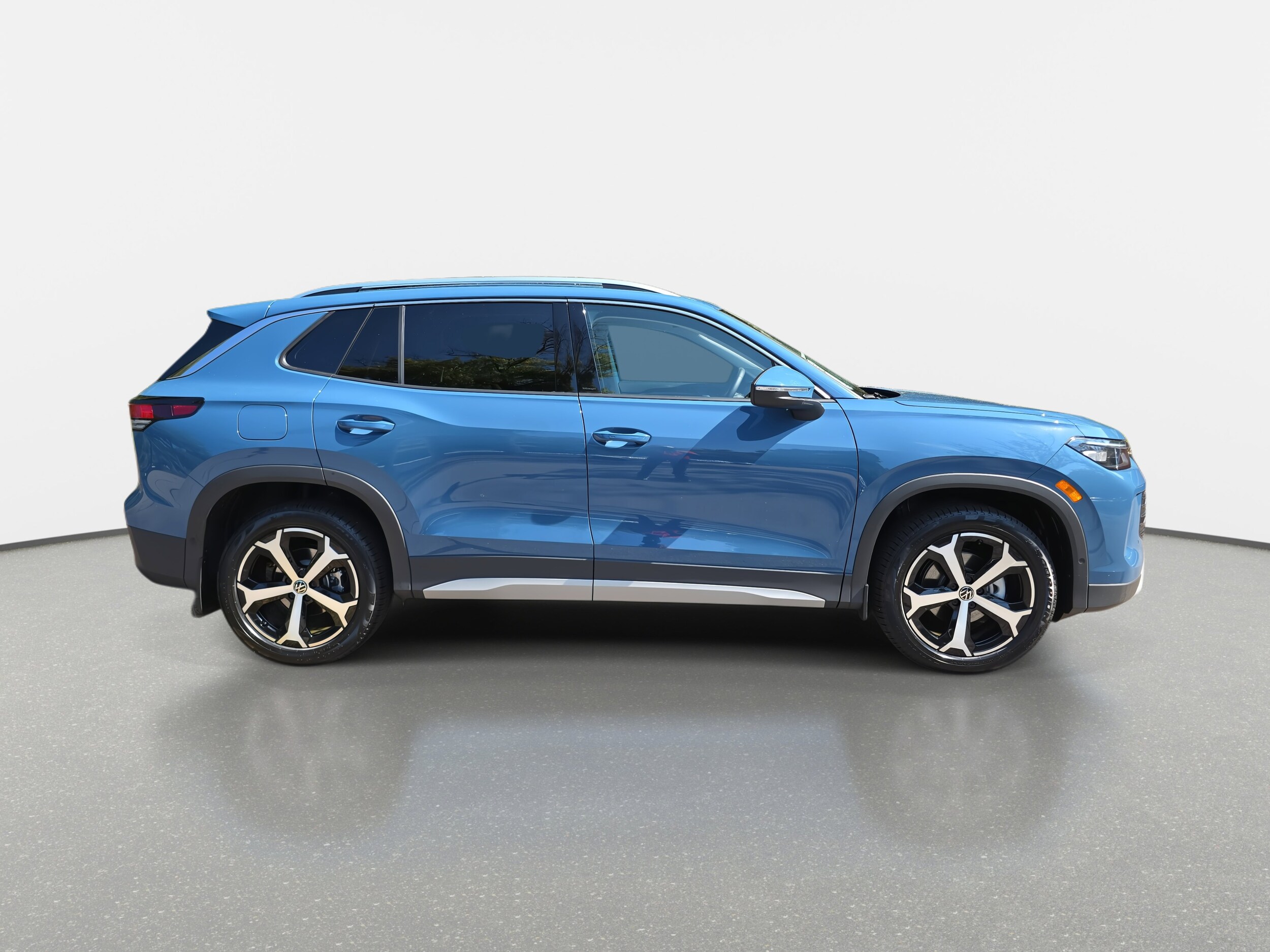 2025 Volkswagen Tiguan SE photo 2