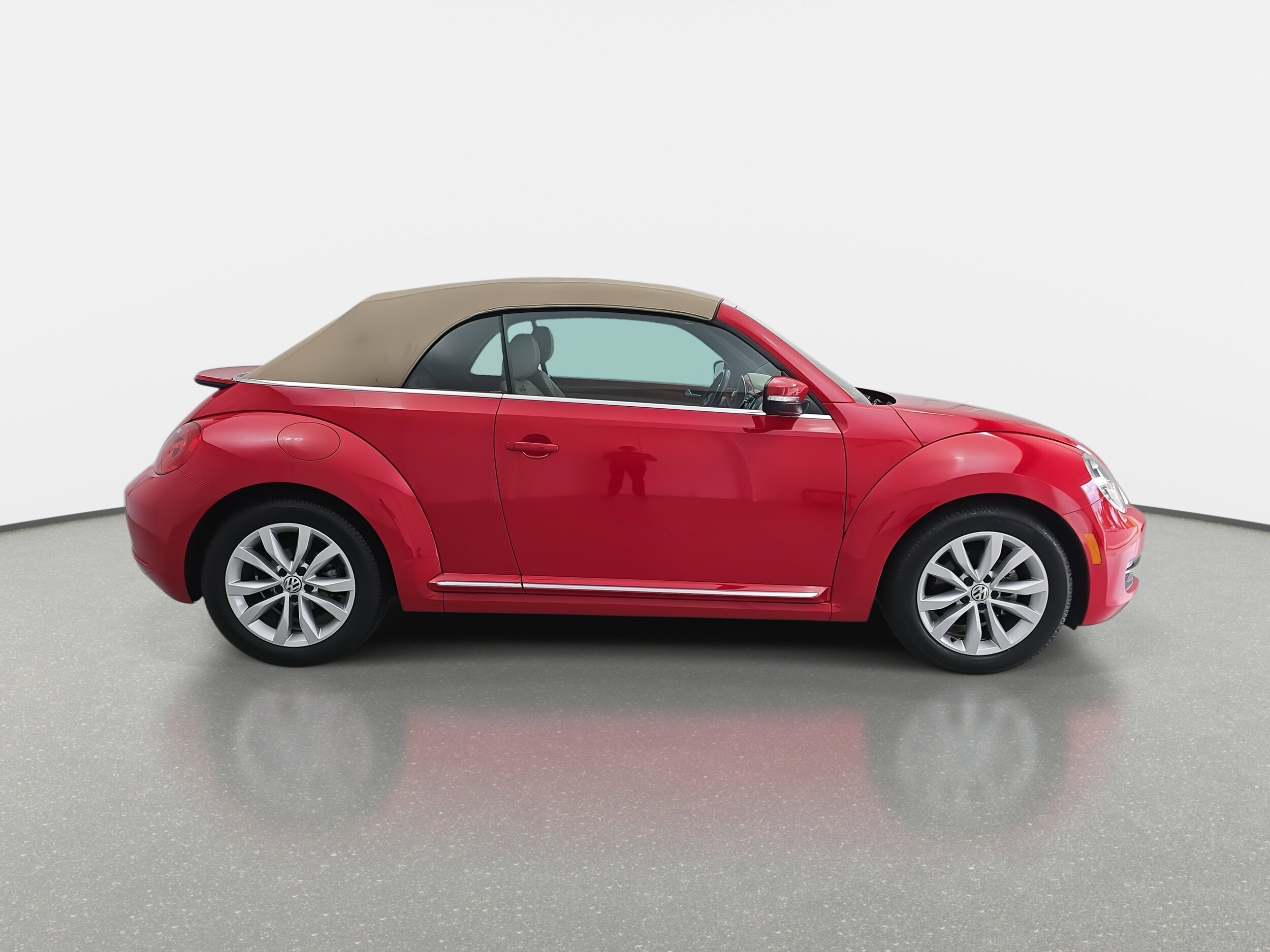 2014 Volkswagen Beetle TDI Convertible photo 2