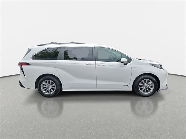 2021 Toyota Sienna LE photo 2