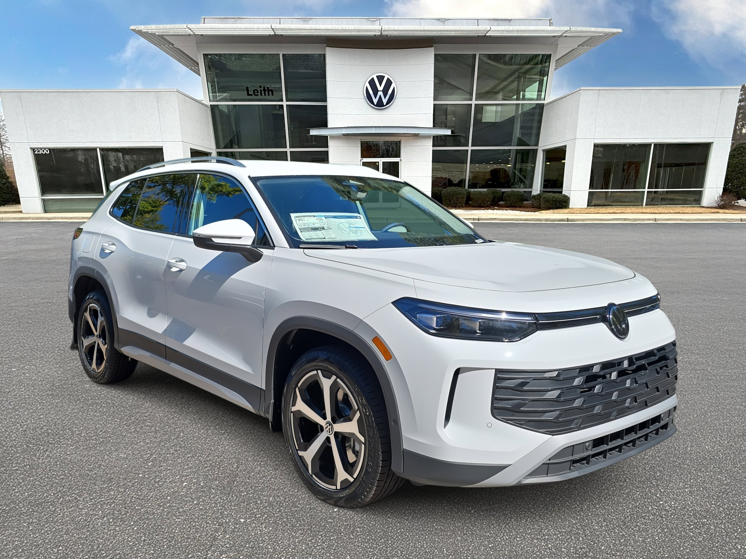 2025 Volkswagen Tiguan SE's photo