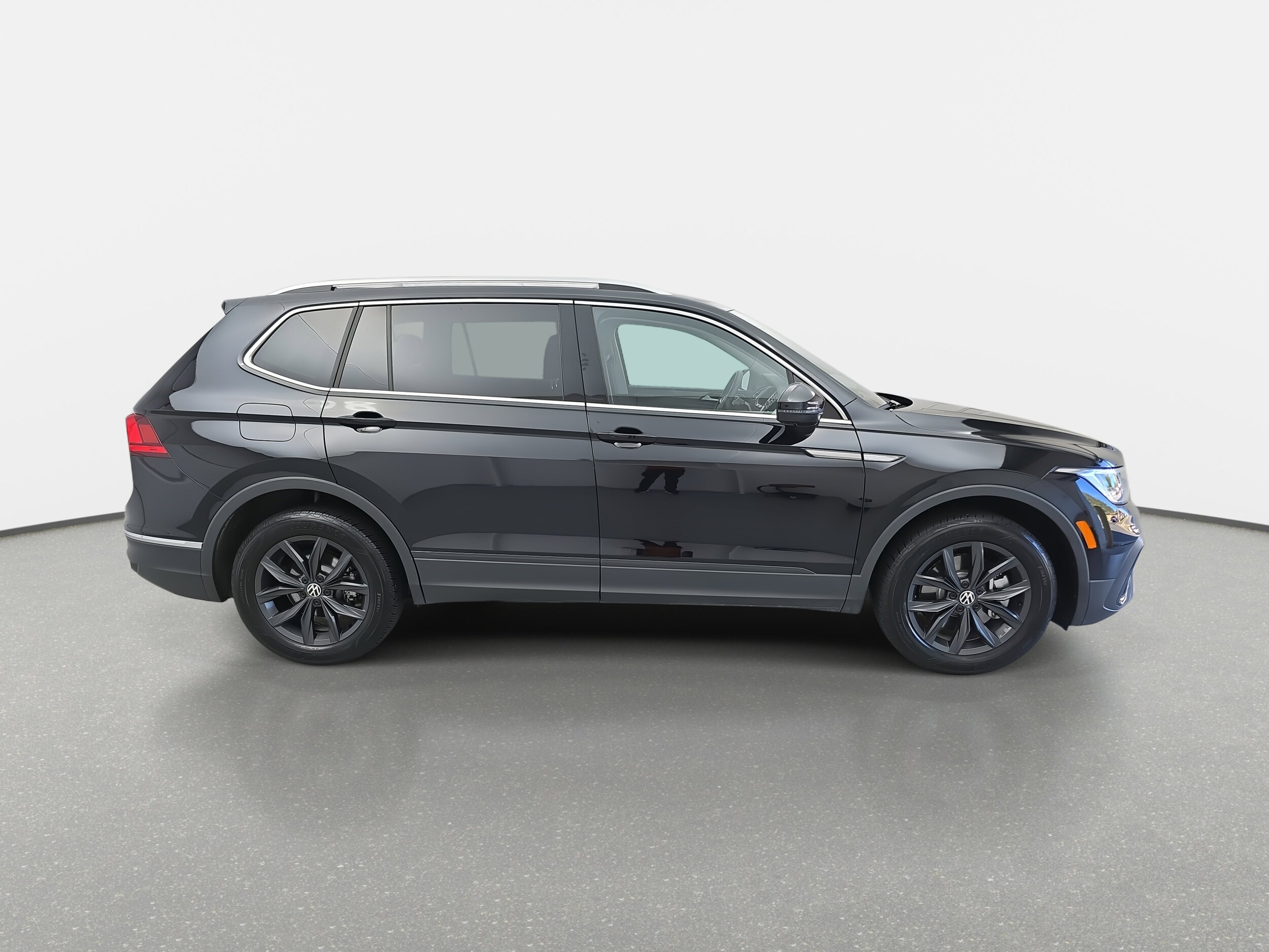2024 Volkswagen Tiguan SE Wolfsburg Edition photo 2