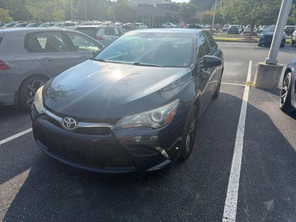 Used 2017 Toyota Camry SE Sedan