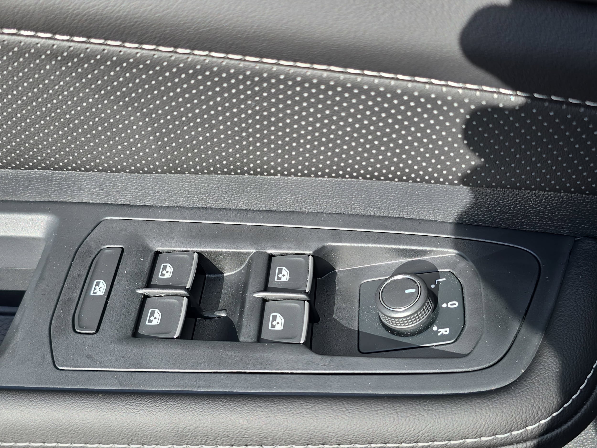 2026 Volkswagen Atlas Cross Sport SE w/Tech - Photo 28