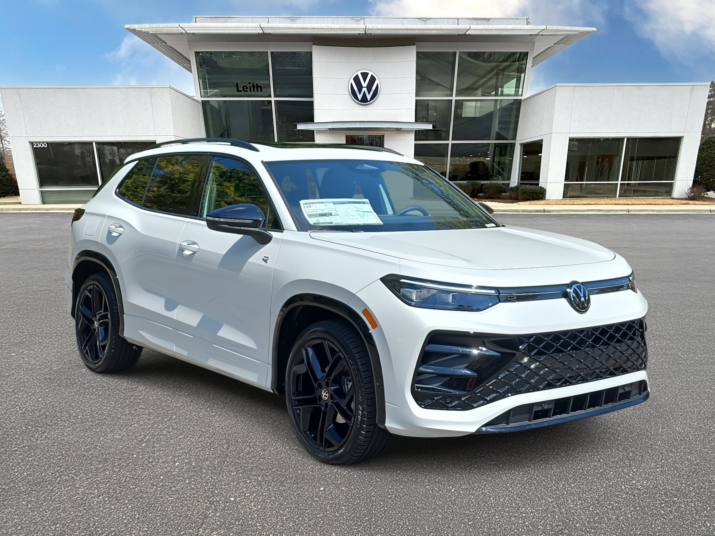 2025 Volkswagen Tiguan SE R-LINE BLACK's photo