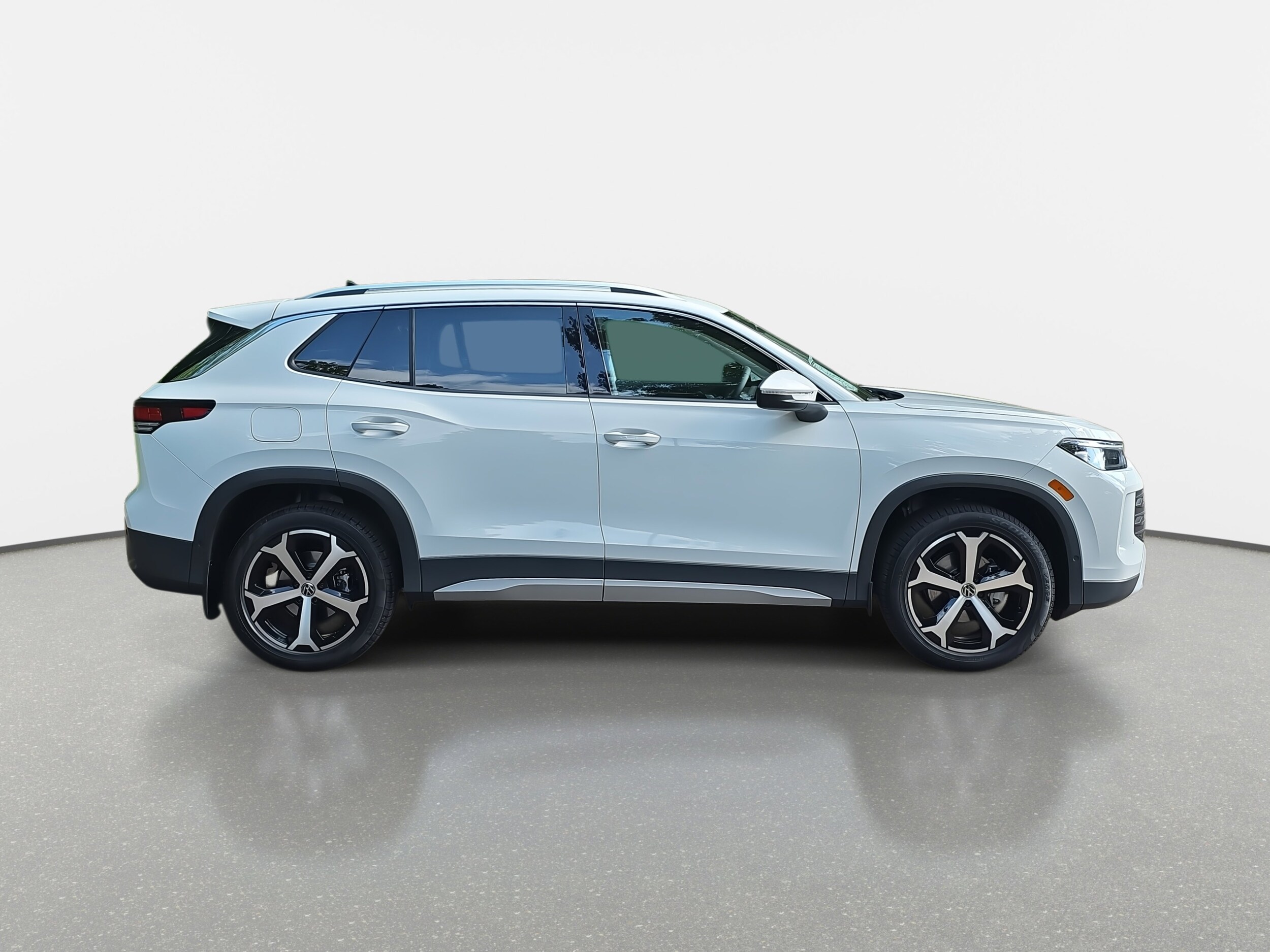 2025 Volkswagen Tiguan SE photo 2