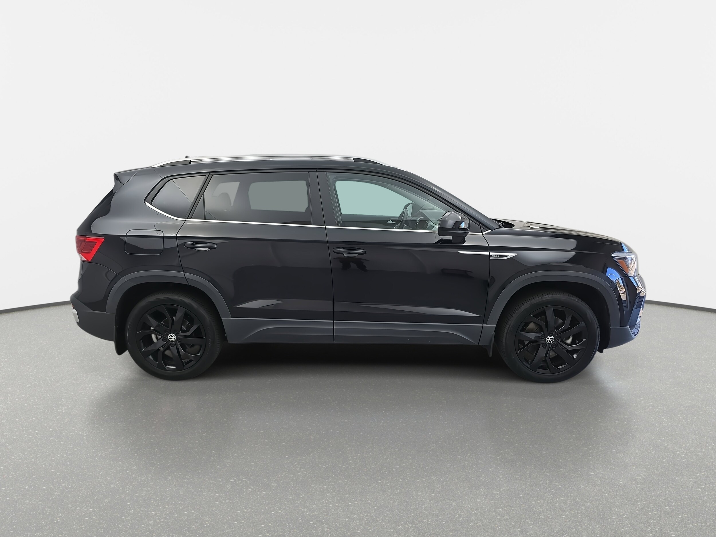 2022 Volkswagen Taos SE photo 2