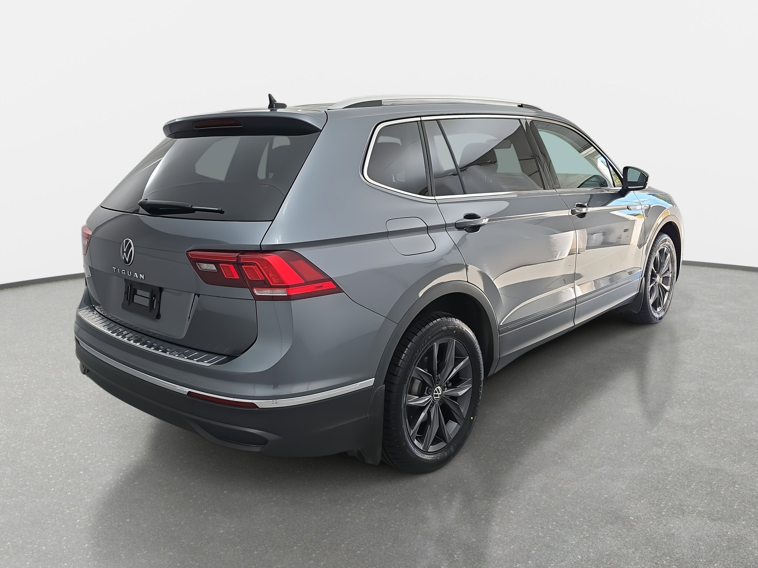 2022 Volkswagen Tiguan SE photo 3