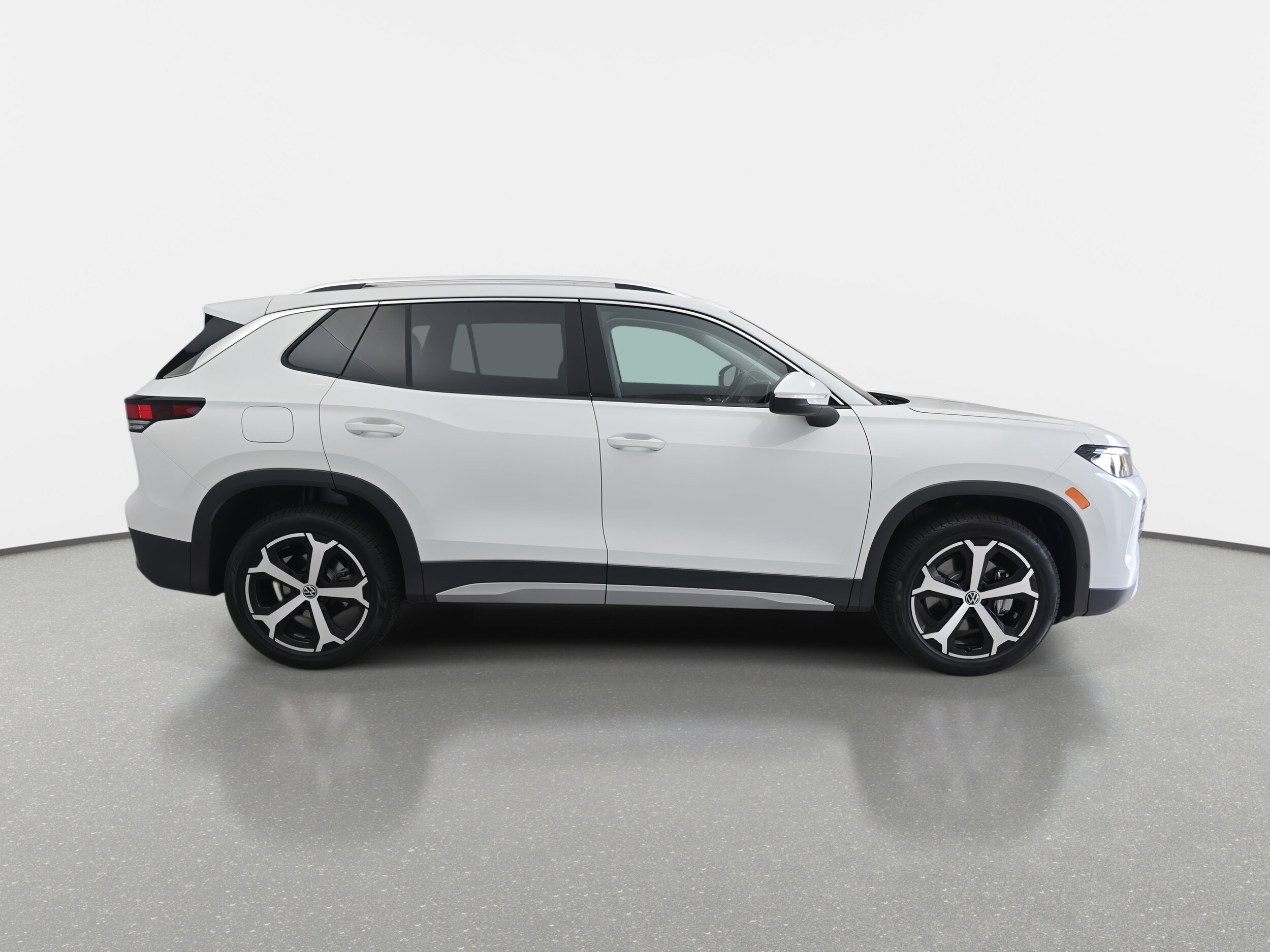 2025 Volkswagen Tiguan SE photo 2