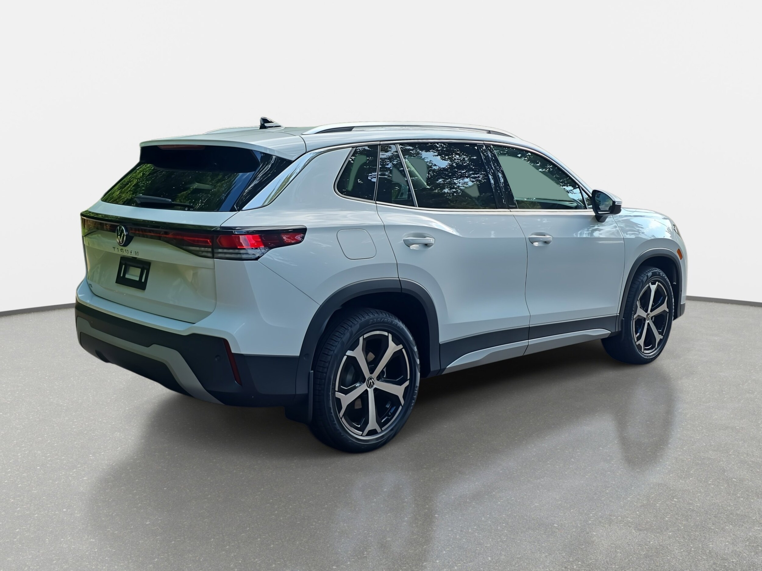 2025 Volkswagen Tiguan SE photo 3