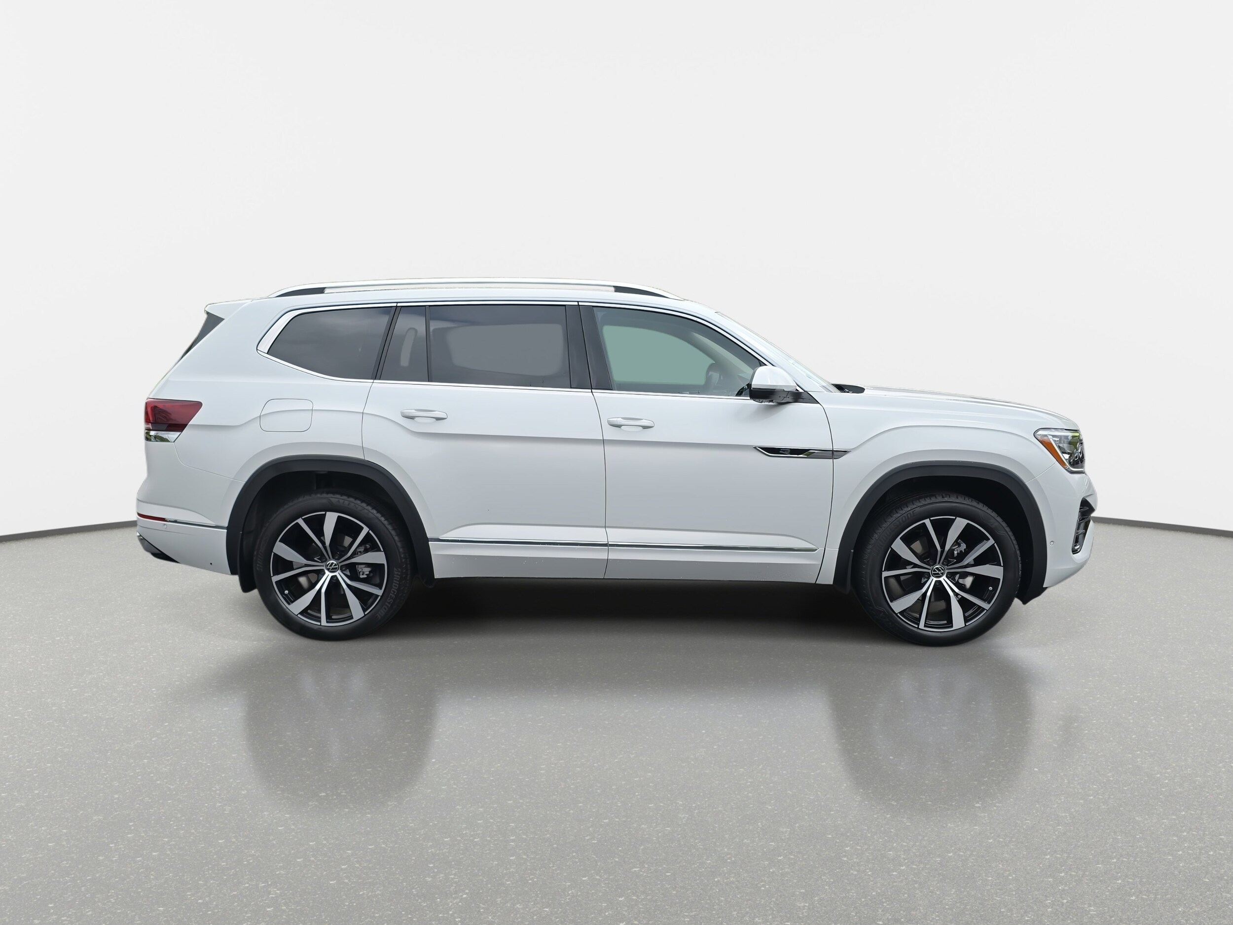 2025 Volkswagen Atlas SEL Premium R-Line photo 2