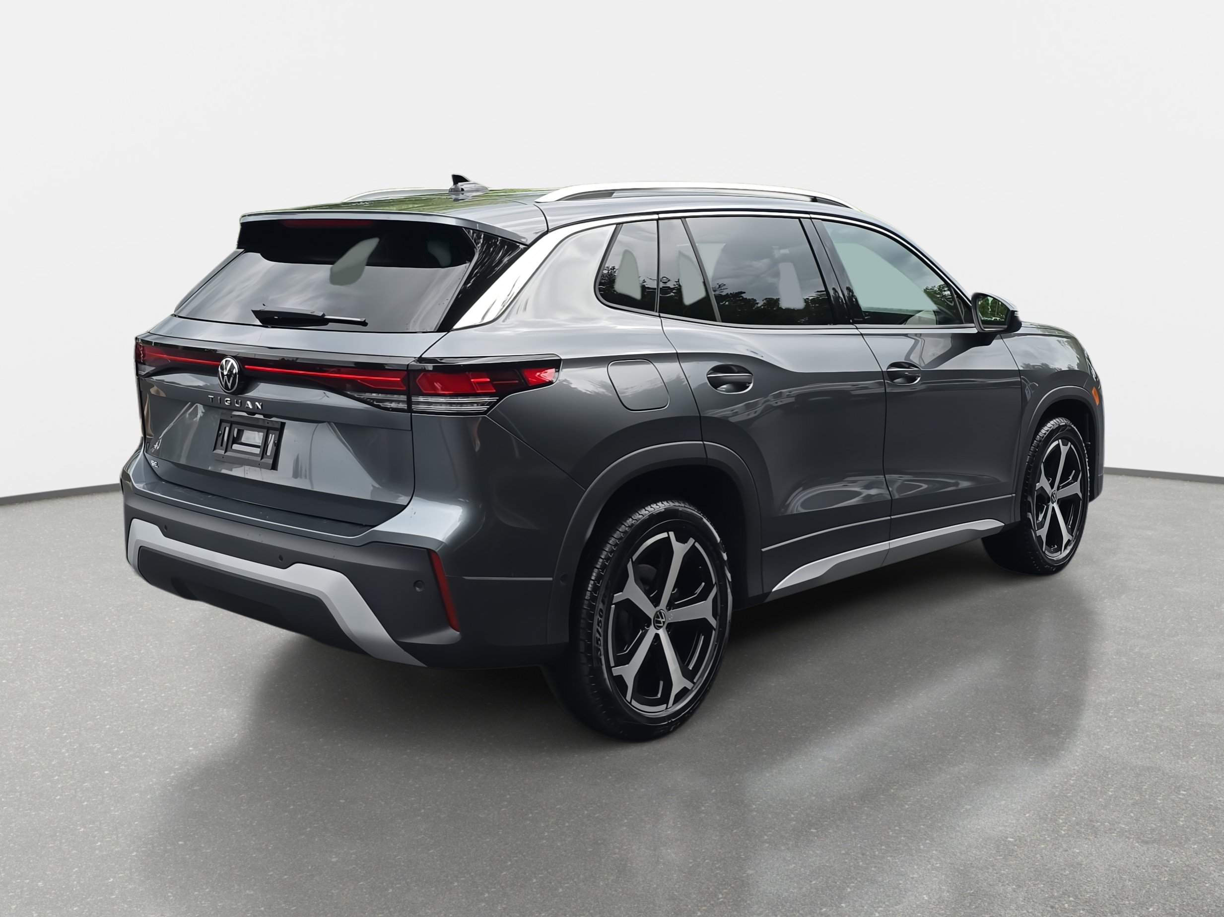 2025 Volkswagen Tiguan SE photo 3
