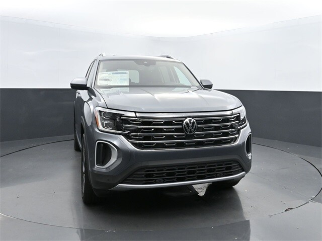 2025 Volkswagen Atlas SEL photo 2