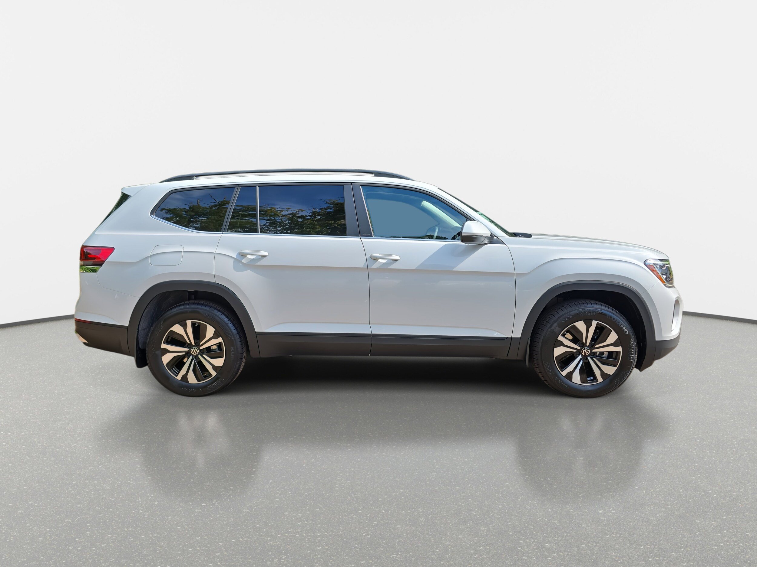 2026 Volkswagen Atlas SE photo 2