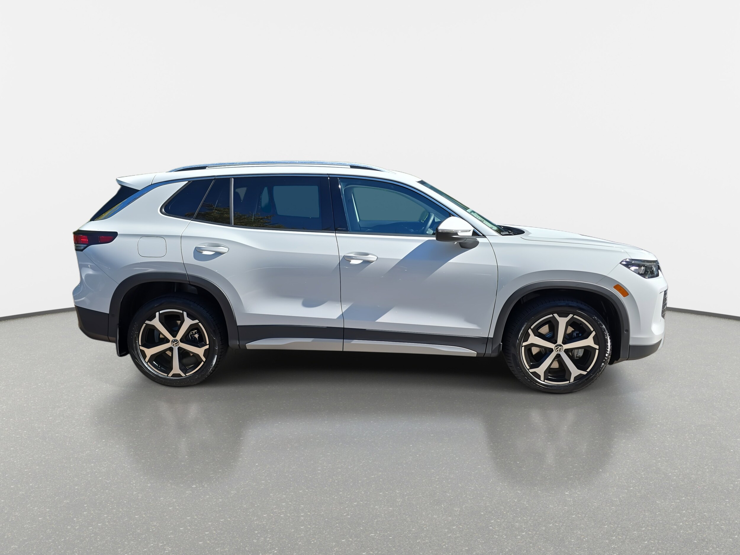2025 Volkswagen Tiguan SE photo 2