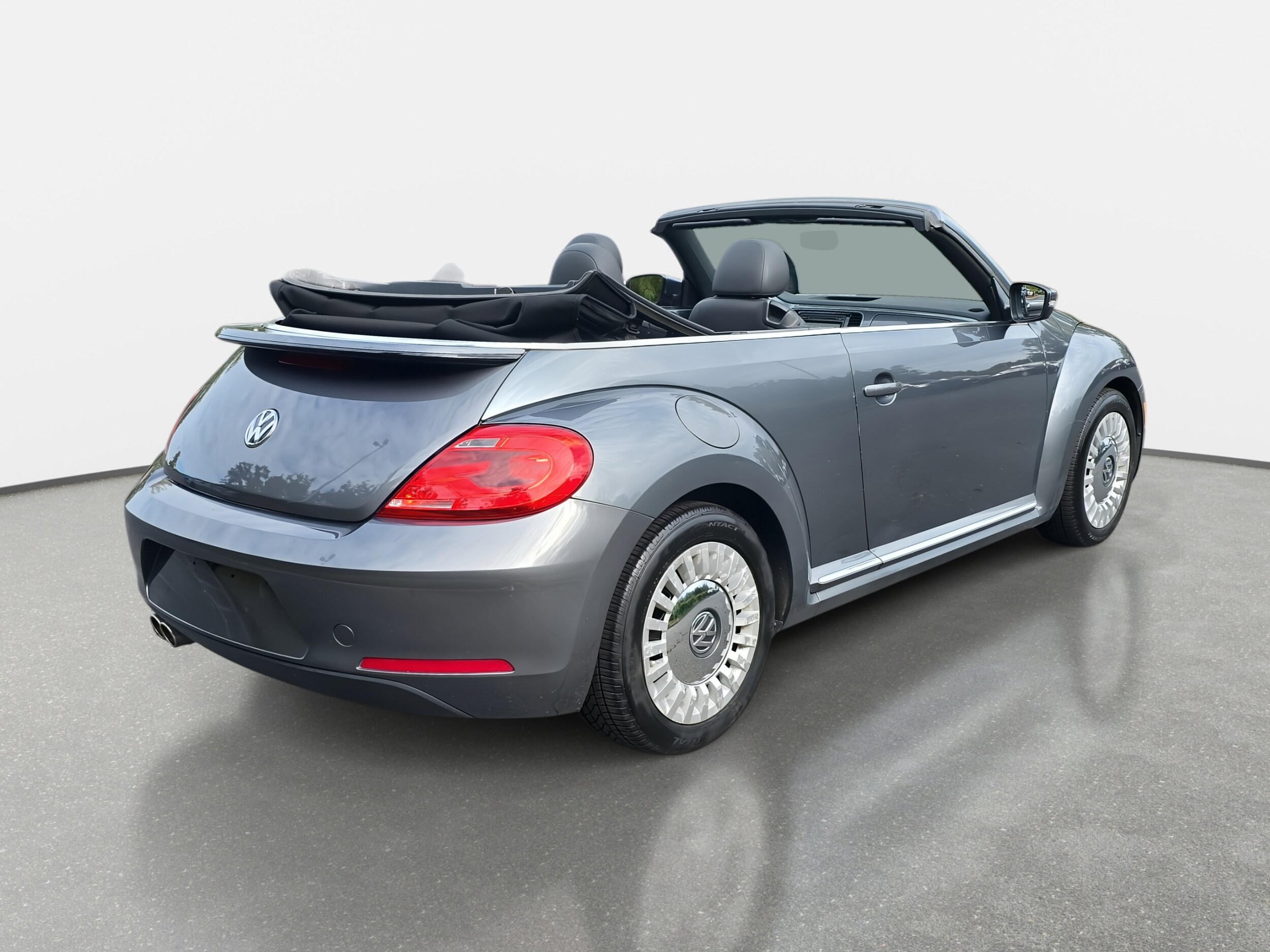 2013 Volkswagen Beetle 2.5L Convertible photo 3