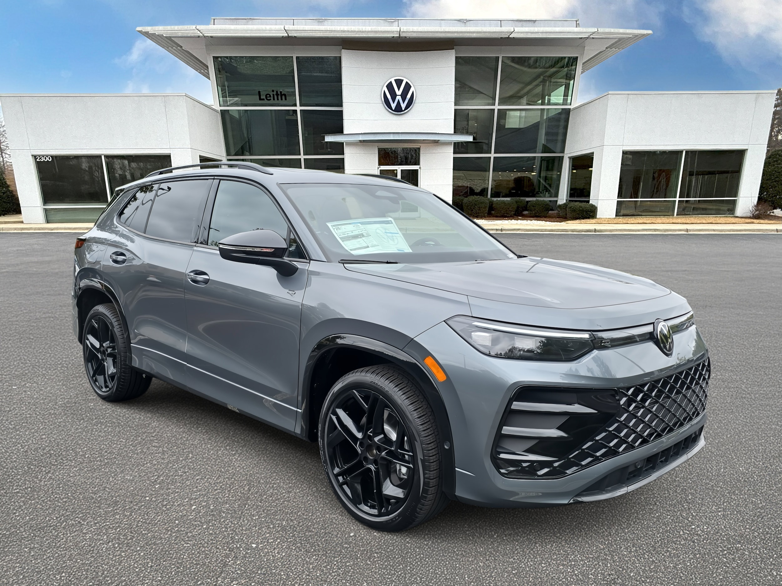 2025 Volkswagen Tiguan SE R-LINE BLACK's photo