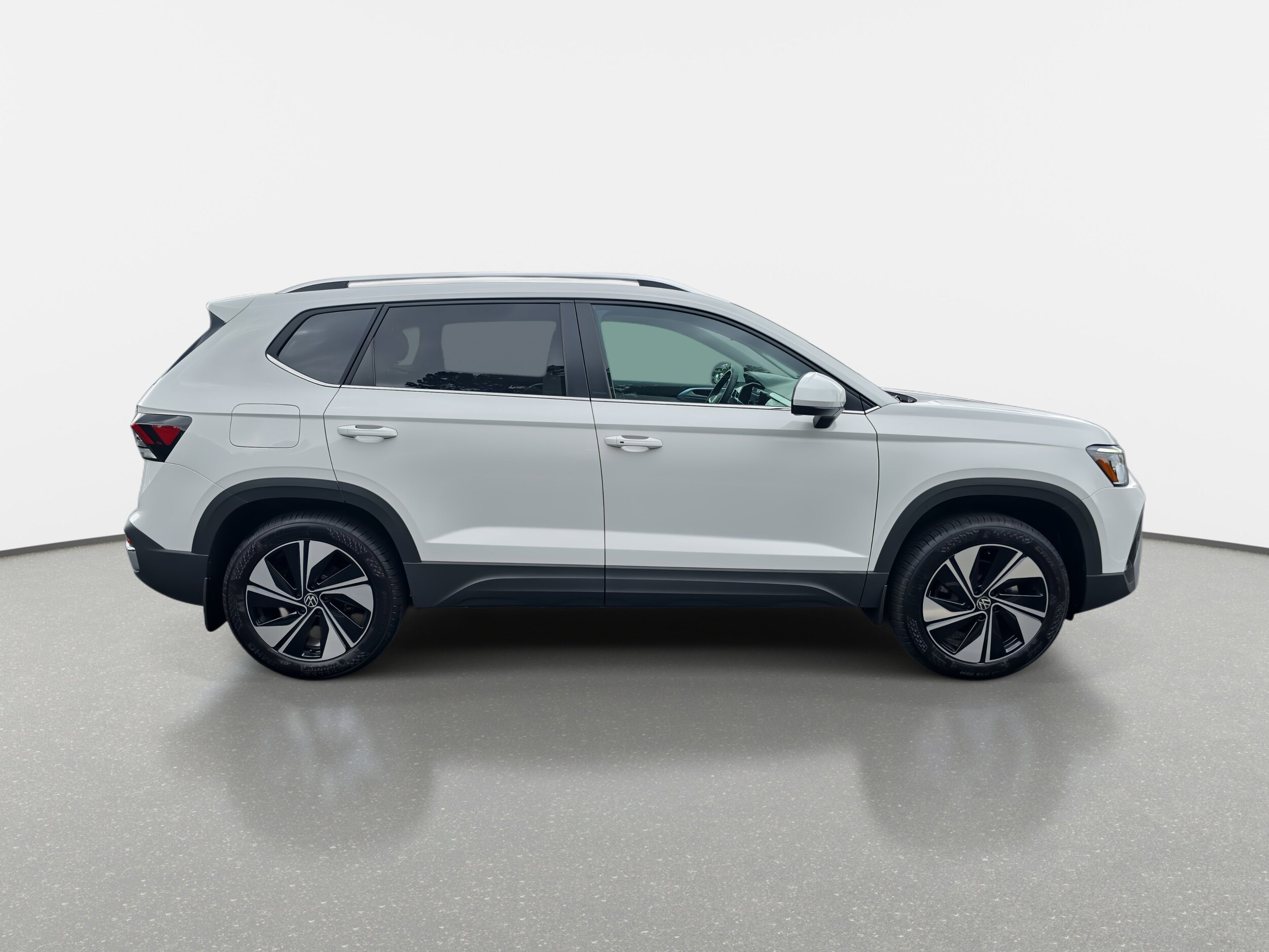 2025 Volkswagen Taos SE photo 2