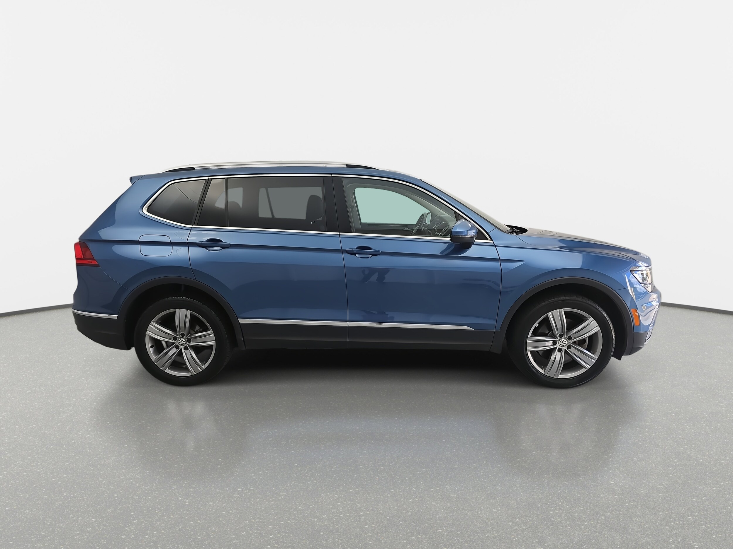 2019 Volkswagen Tiguan SEL Premium photo 2