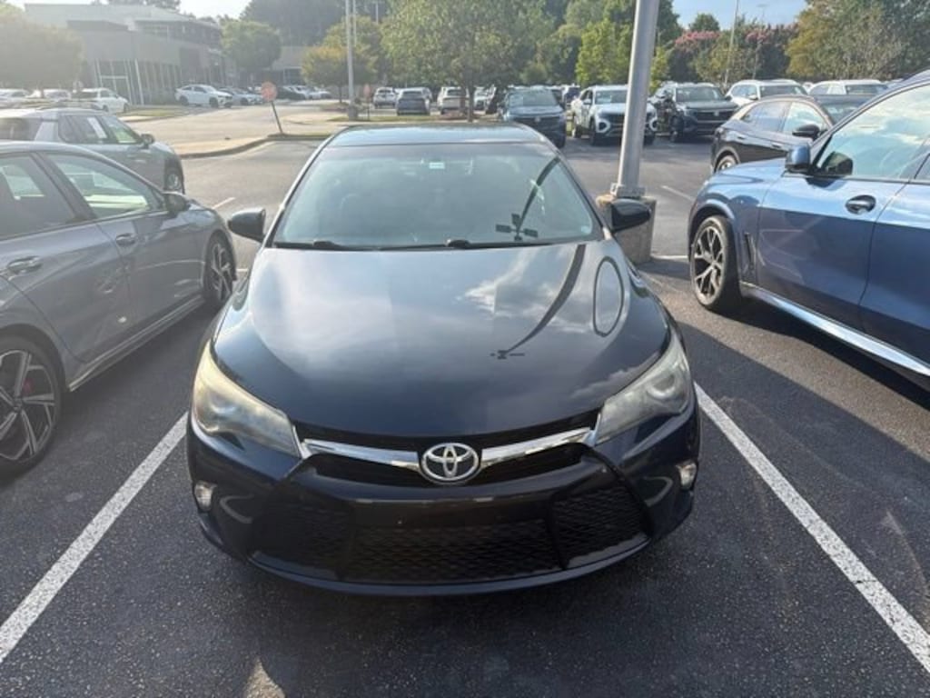 Used 2017 Toyota Camry SE Sedan