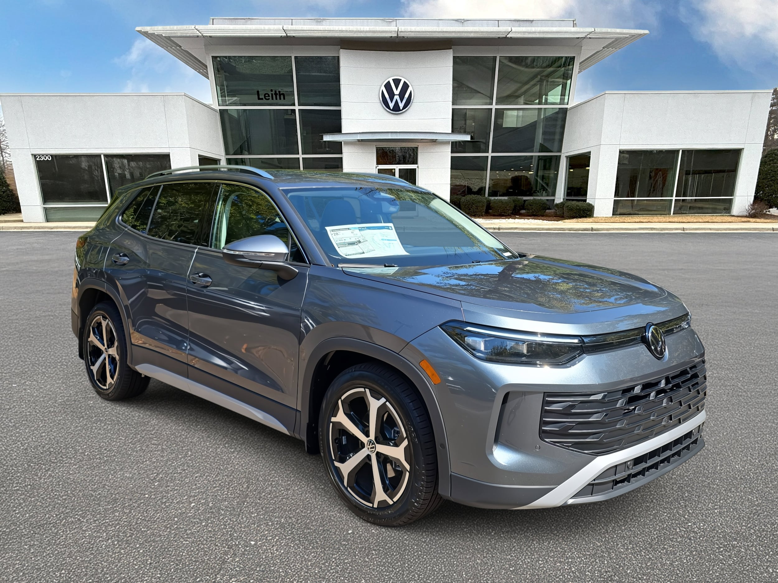 2025 Volkswagen Tiguan SE's photo