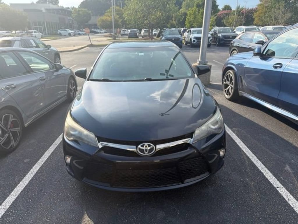 Used 2017 Toyota Camry SE Sedan