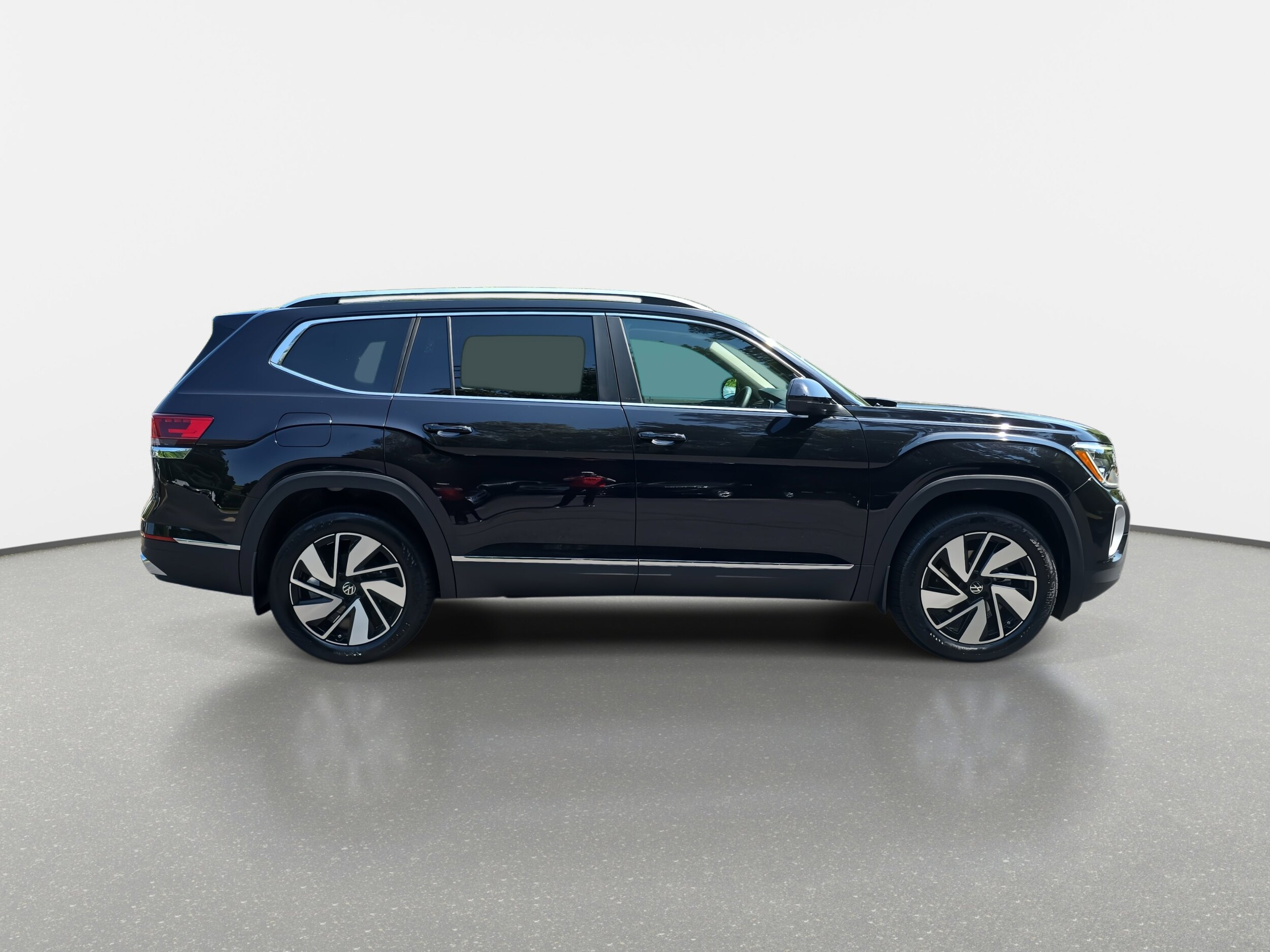 2025 Volkswagen Atlas SEL photo 2