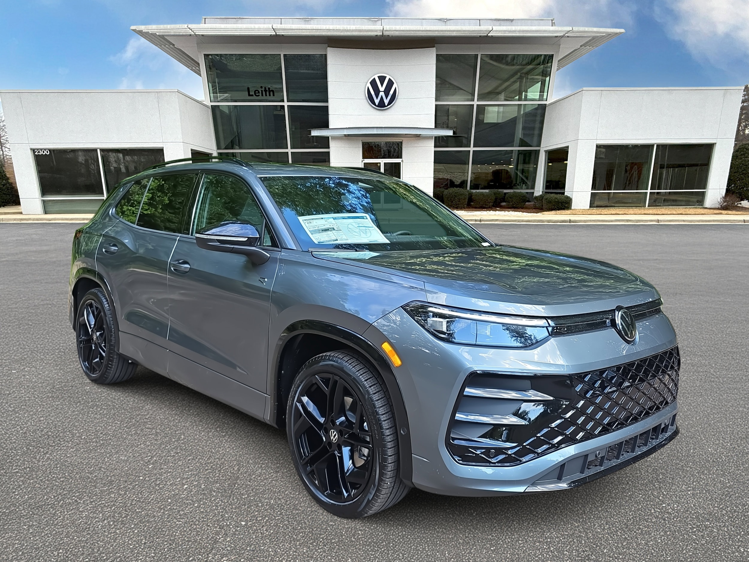 2025 Volkswagen Tiguan SE R-LINE BLACK's photo