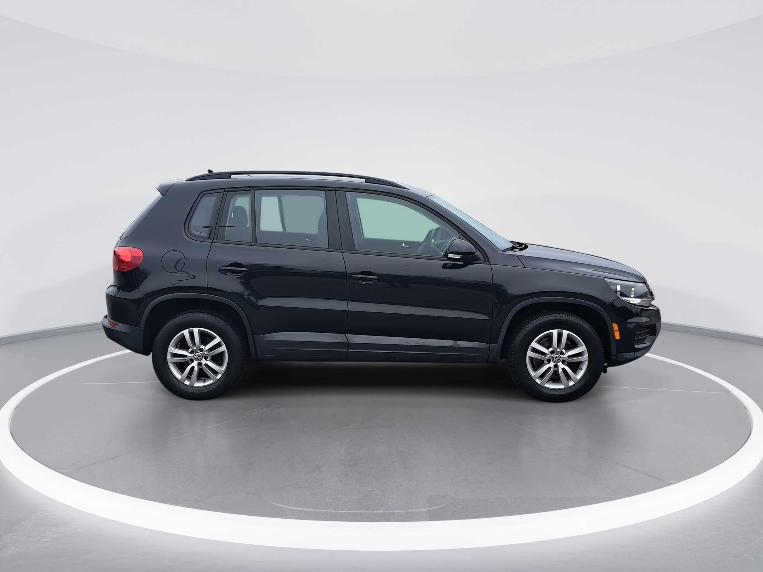 2015 Volkswagen Tiguan S photo 2