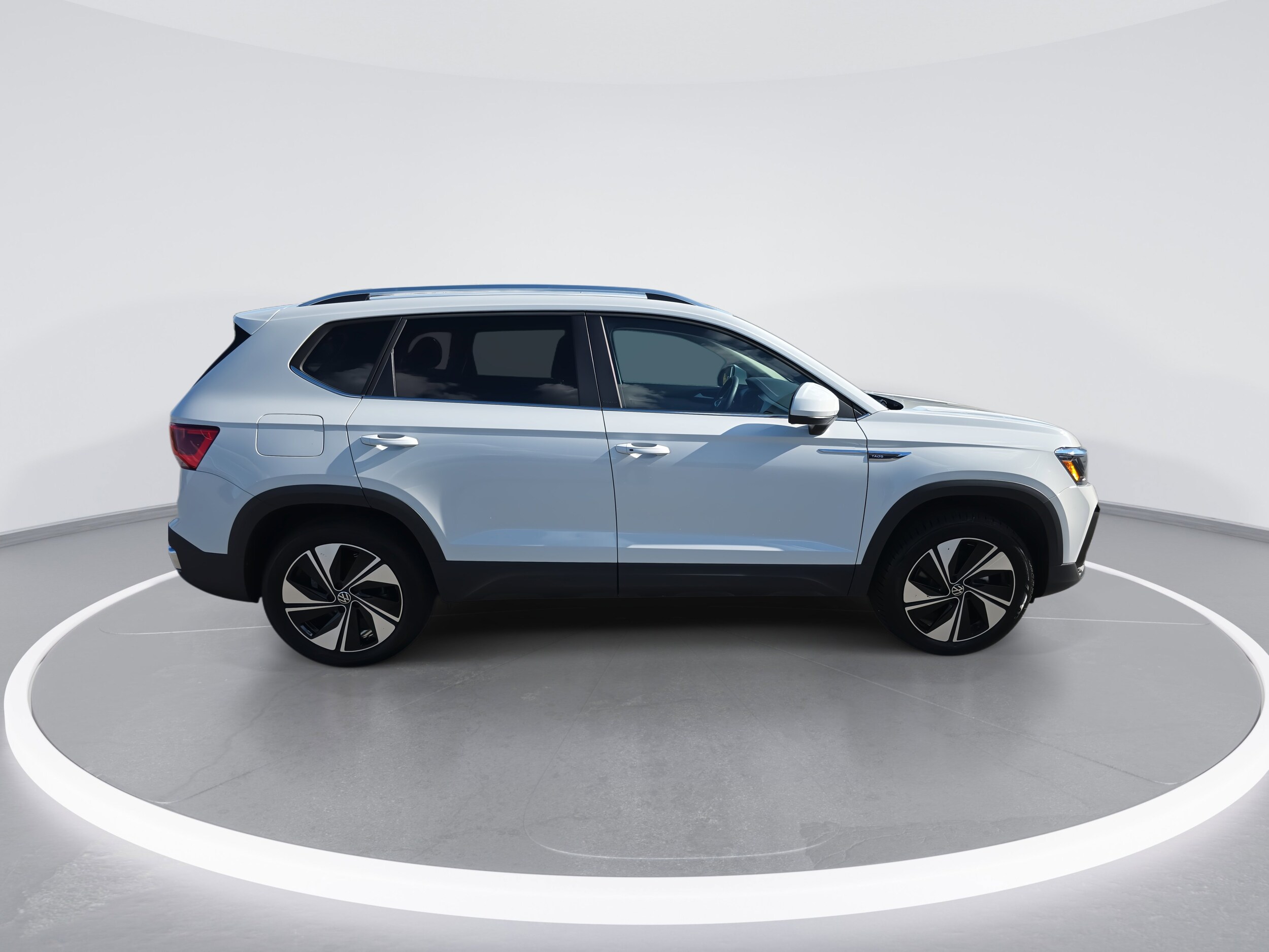 2024 Volkswagen Taos SE photo 2