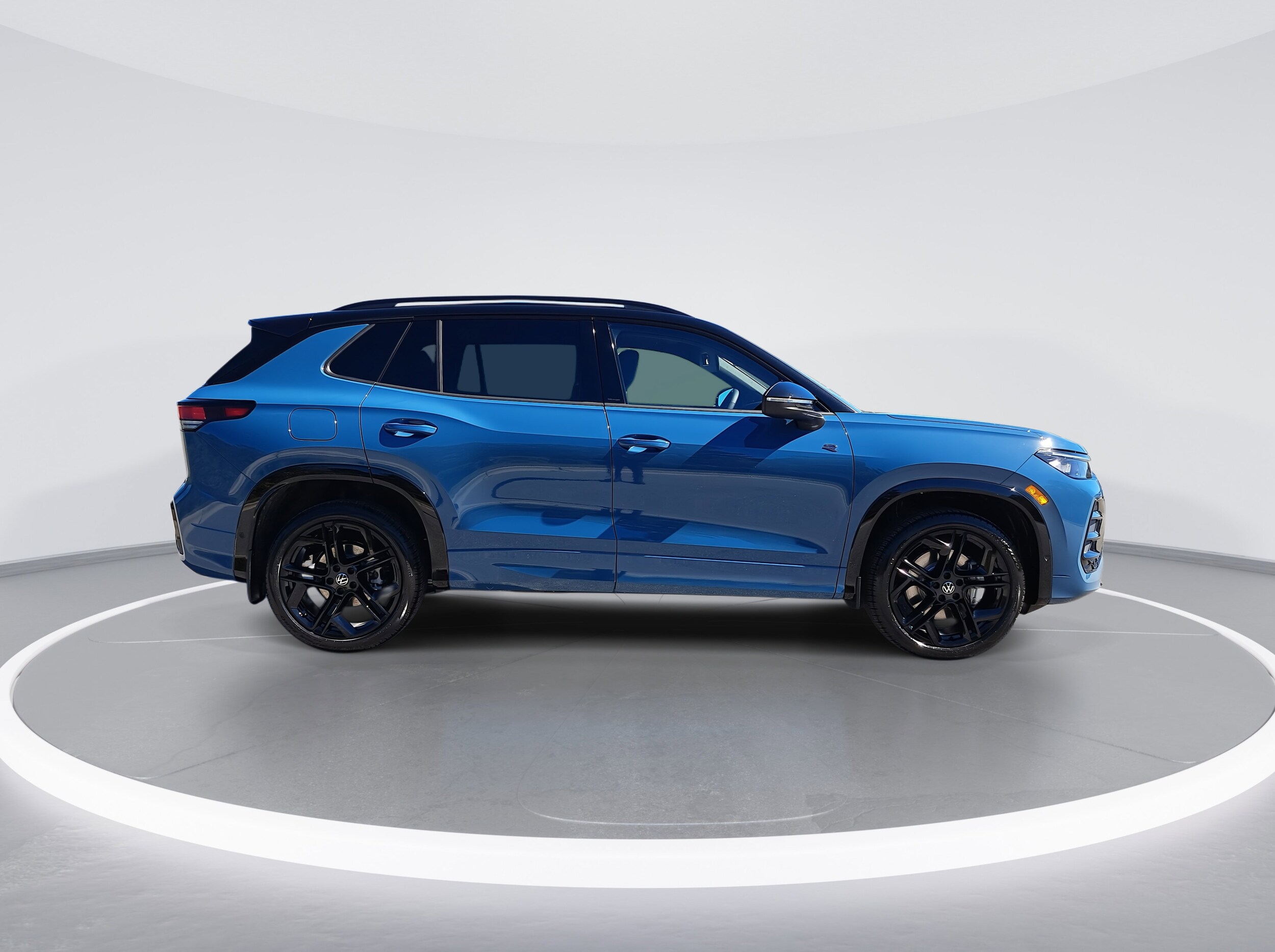 2026 Volkswagen Tiguan SE R-Line Black photo 2