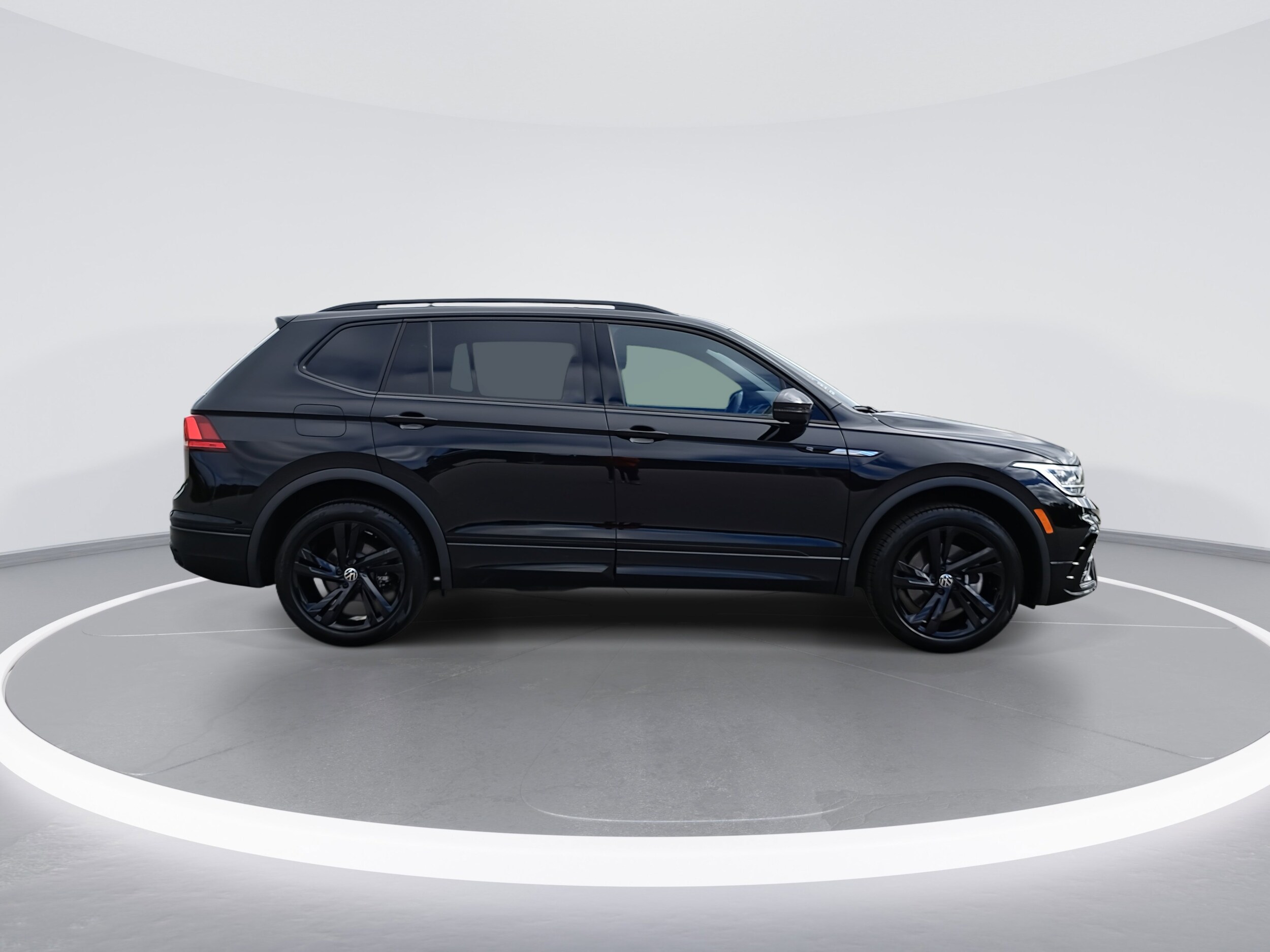 2024 Volkswagen Tiguan SE R-Line Black photo 2