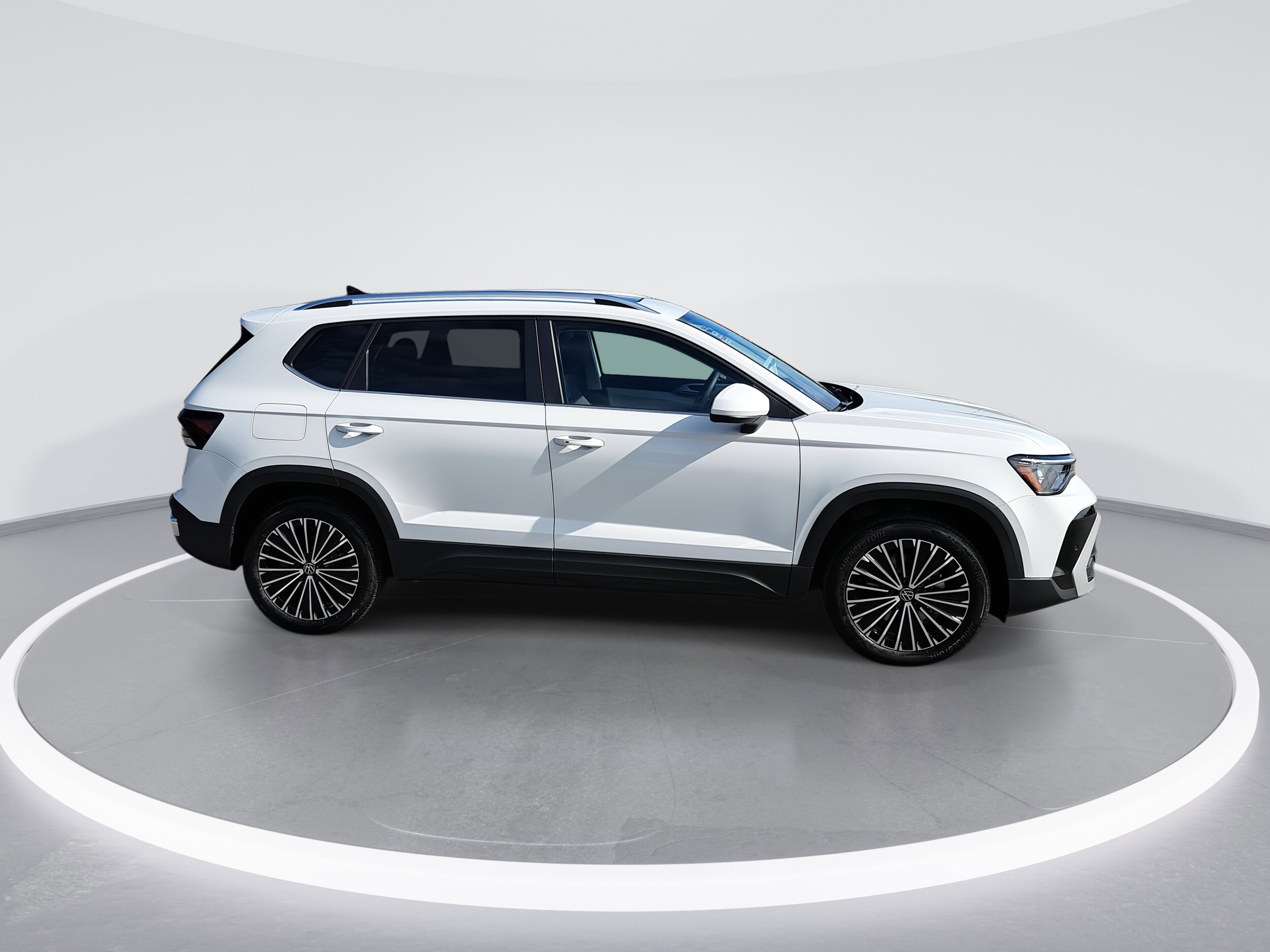 2026 Volkswagen Taos SE photo 2