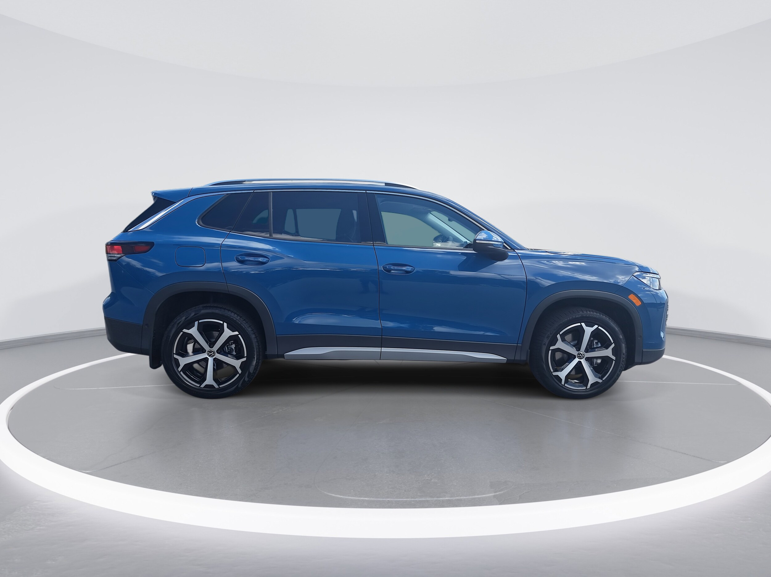 2025 Volkswagen Tiguan SE photo 2