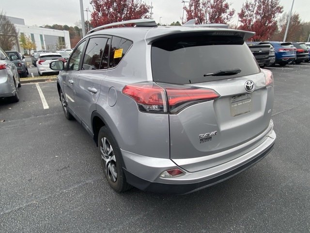 2017 Toyota RAV4 LE photo 3
