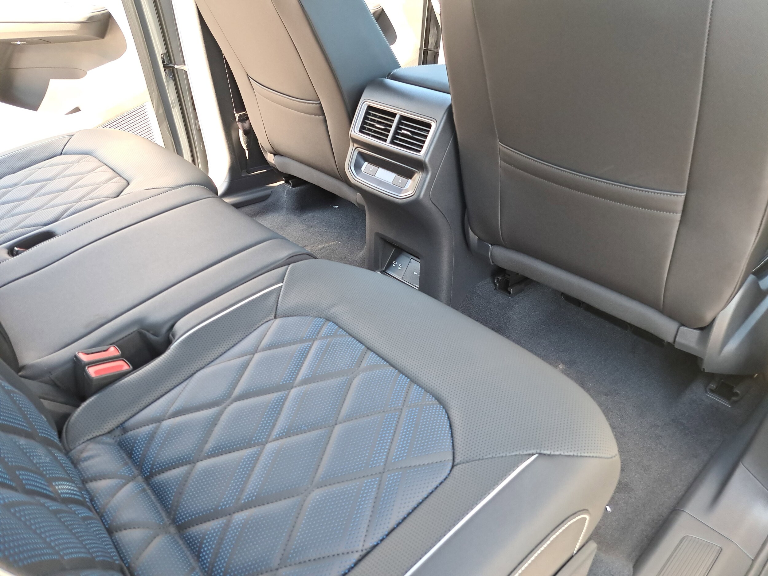 2026 Volkswagen Atlas Cross Sport SEL Premium R-LINE - Photo 11