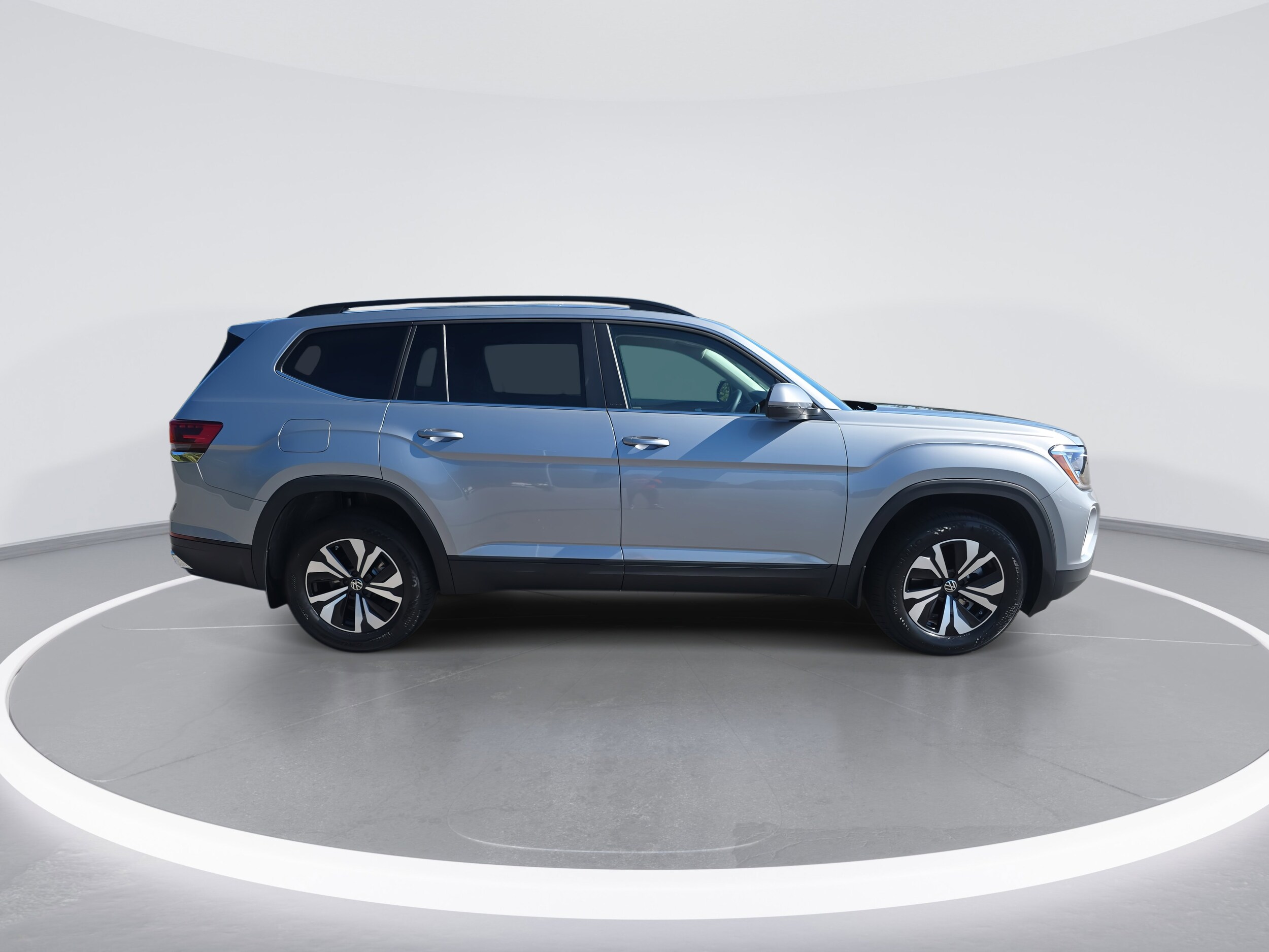 2026 Volkswagen Atlas SE photo 2