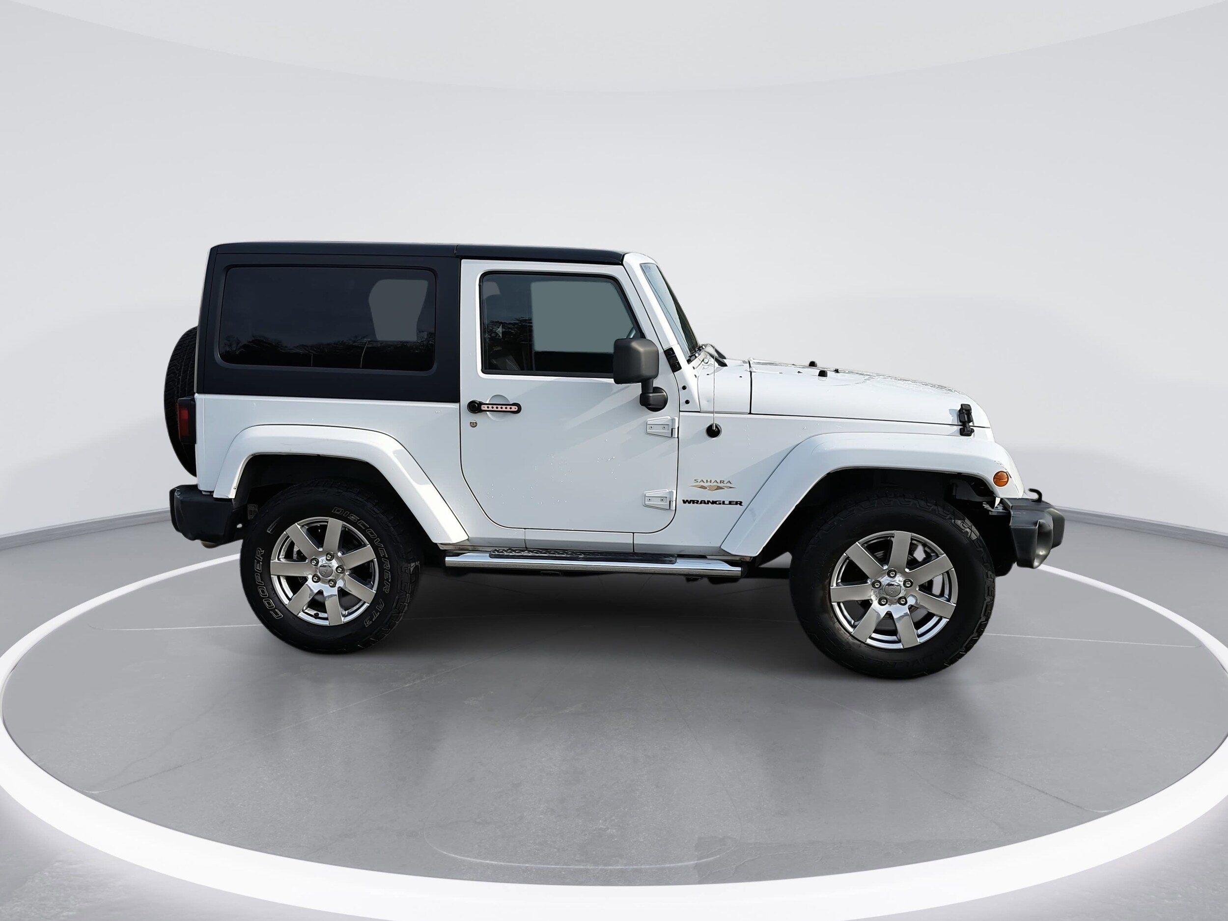 2013 Jeep Wrangler Sahara photo 2