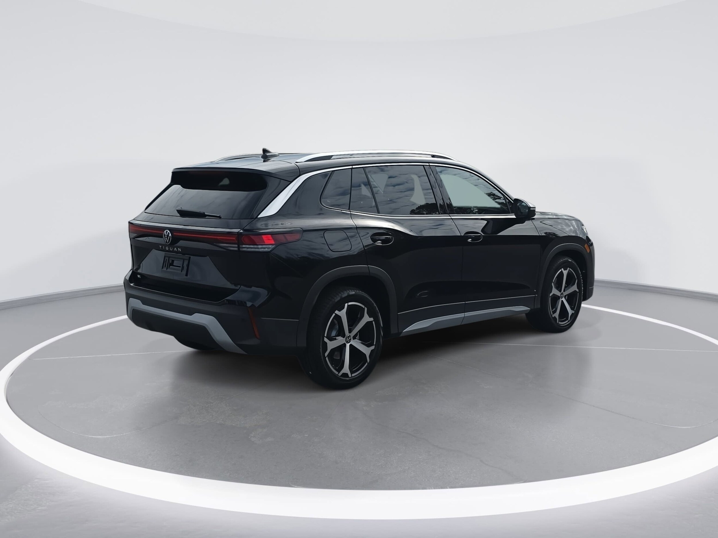 2026 Volkswagen Tiguan SE photo 3